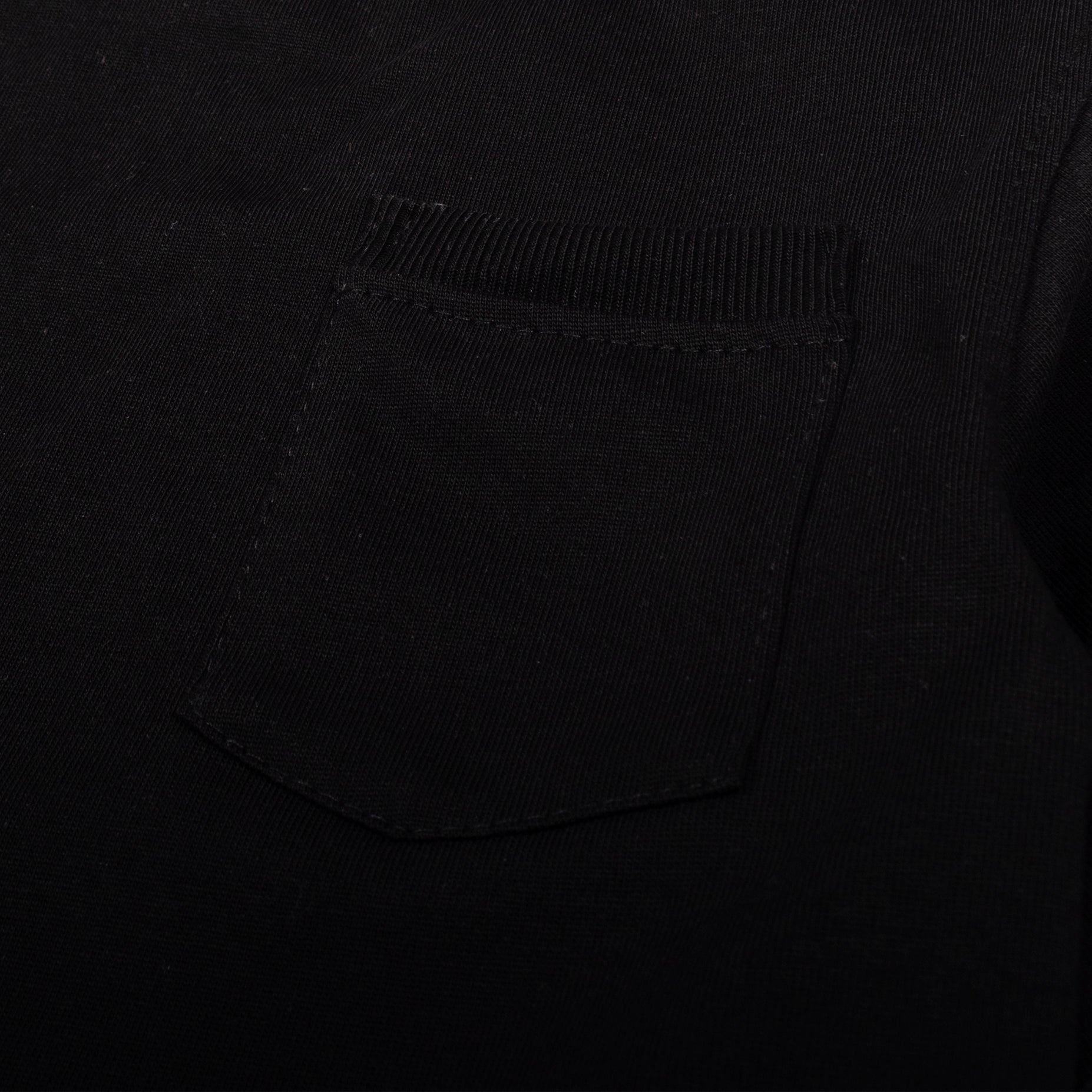 Camiseta básica niño bolsillo negra
