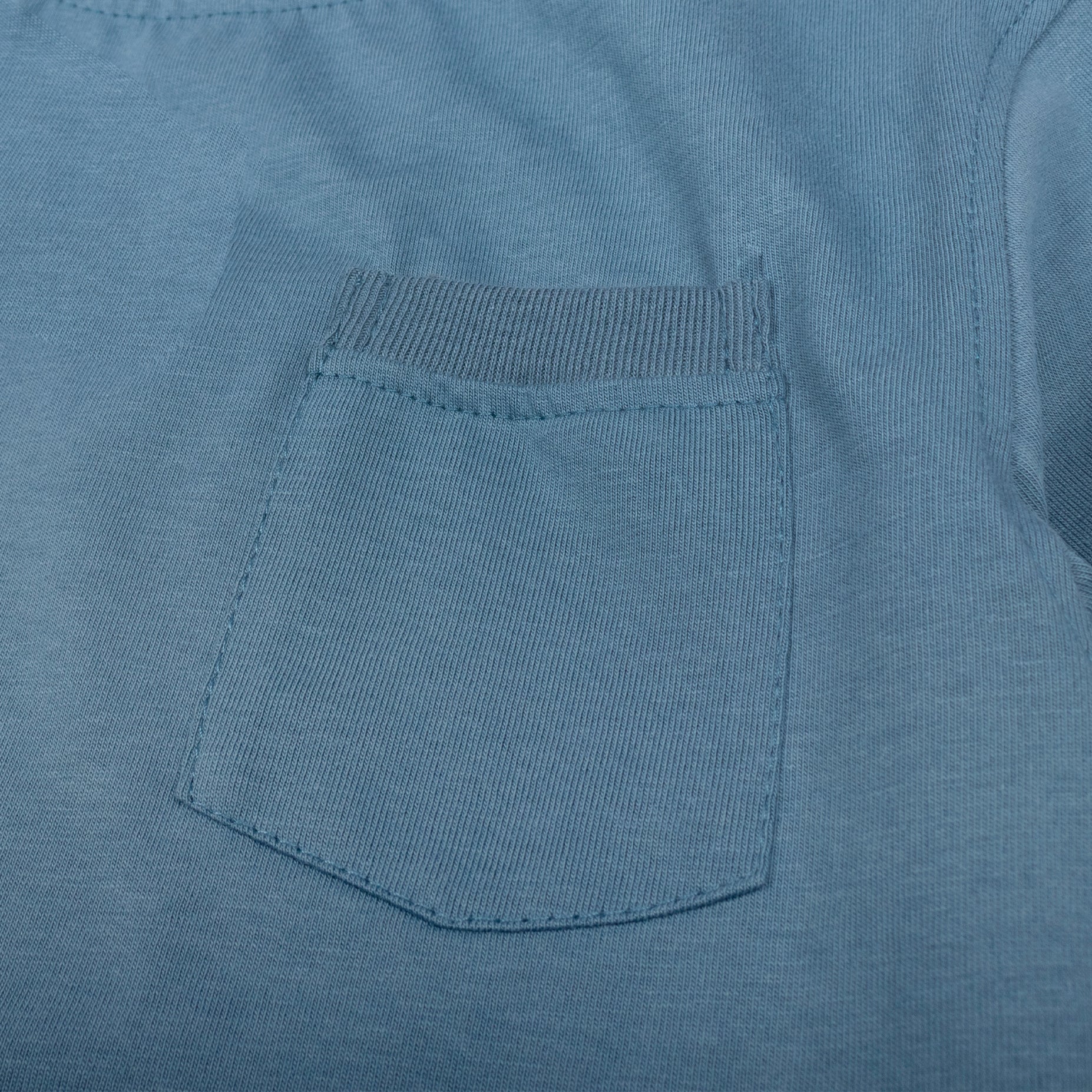 Camiseta básica niño bolsillo azul