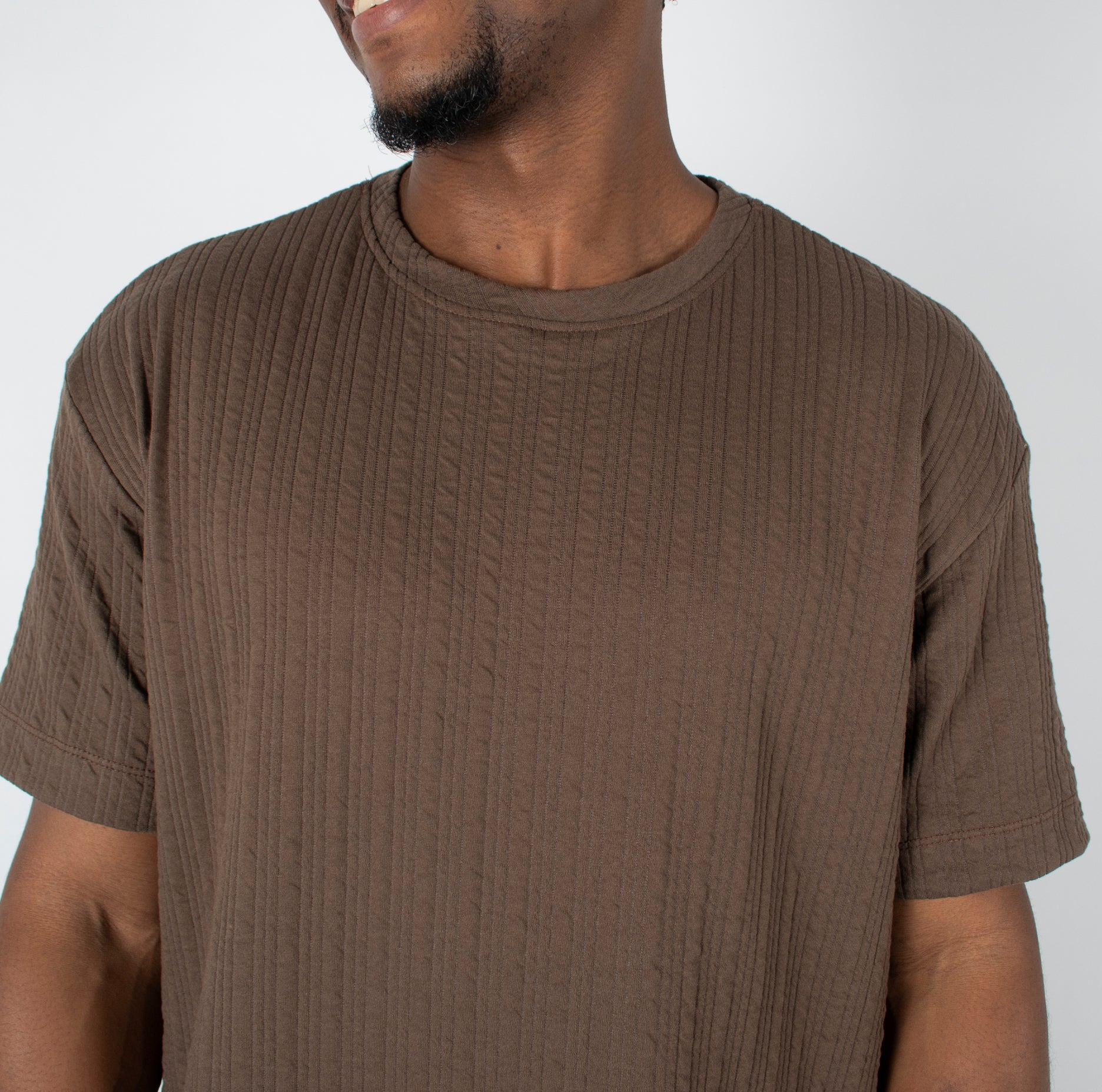 Camisa hombre textura lineas cafe