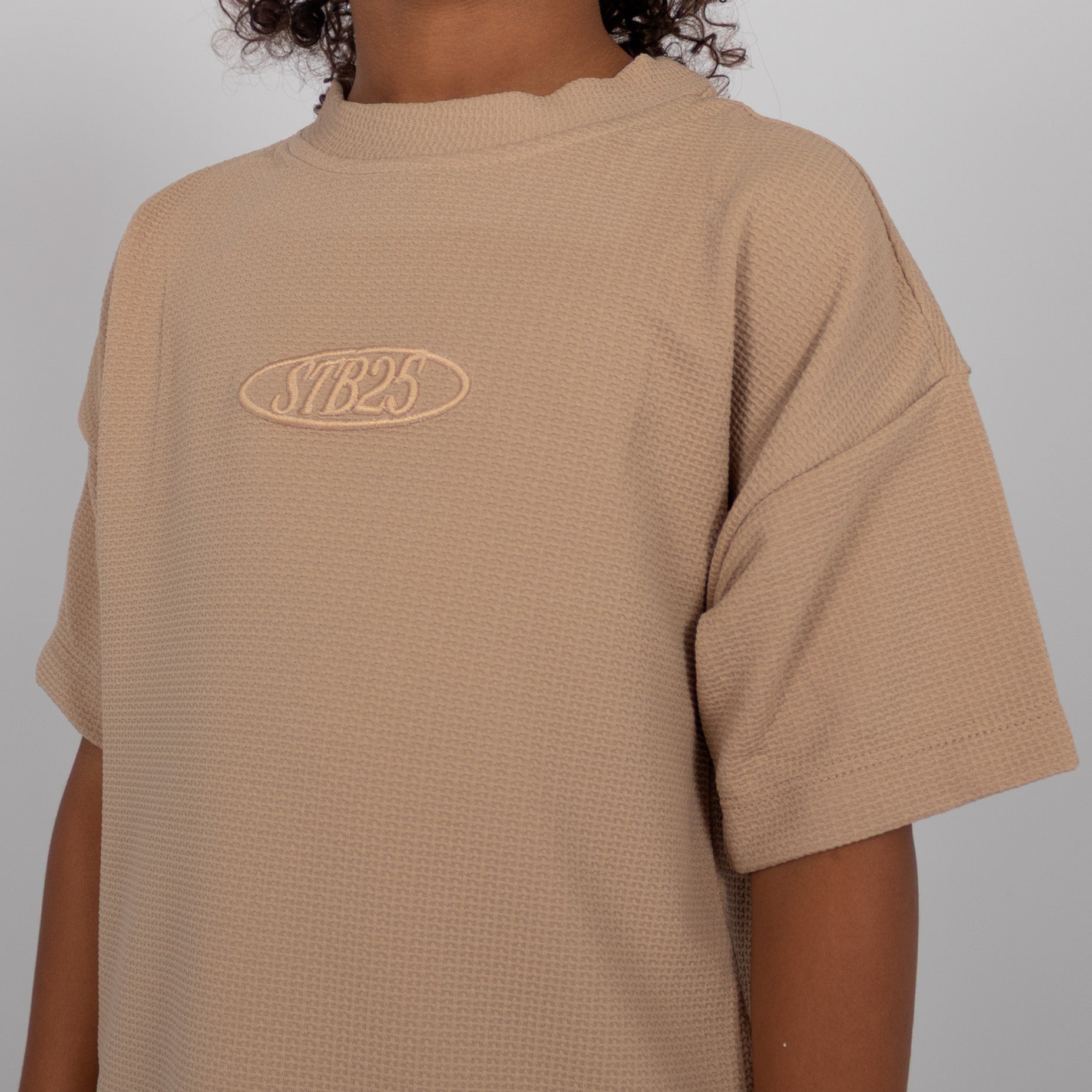 Oversize niño bordada camel