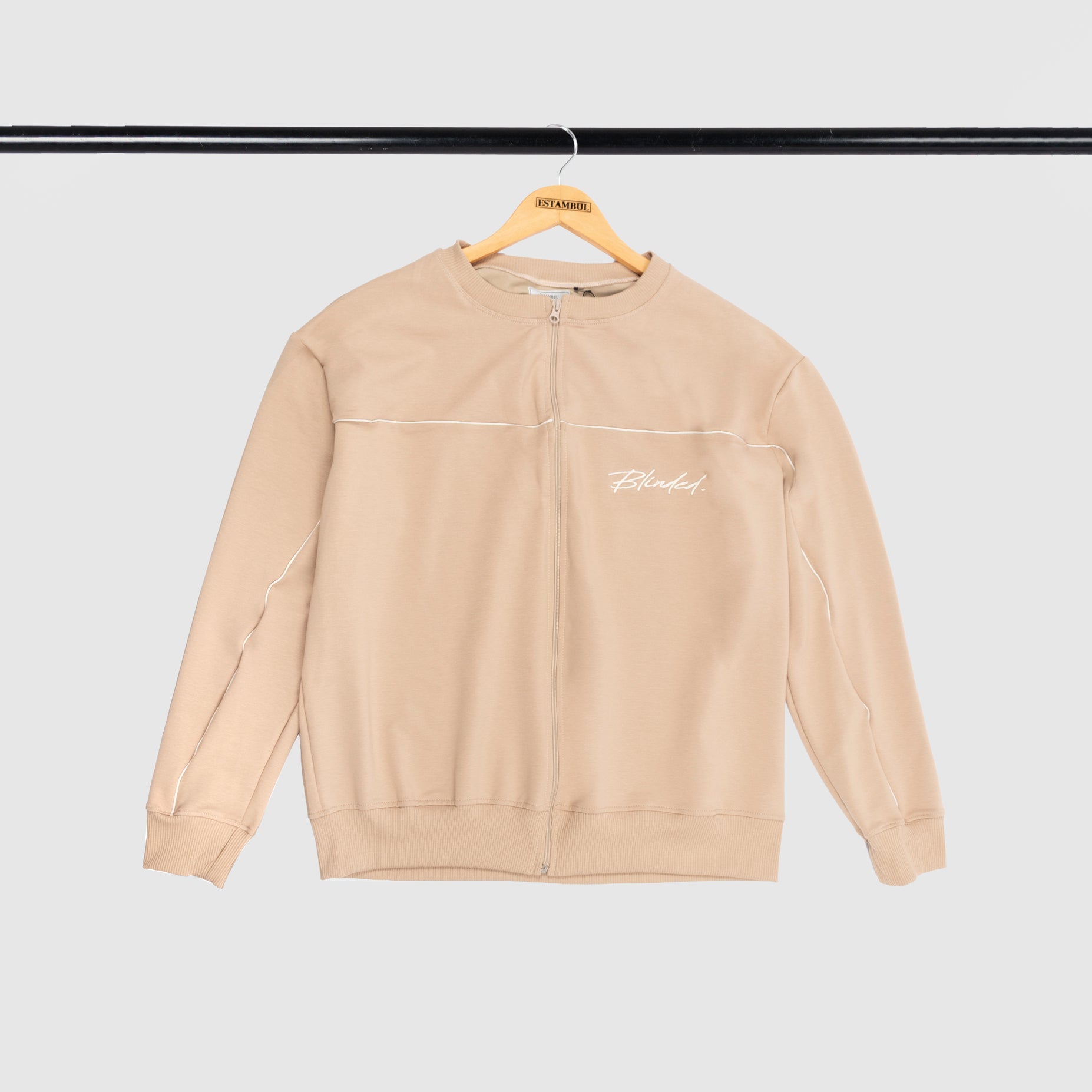 Conjunto hombre bordado camel