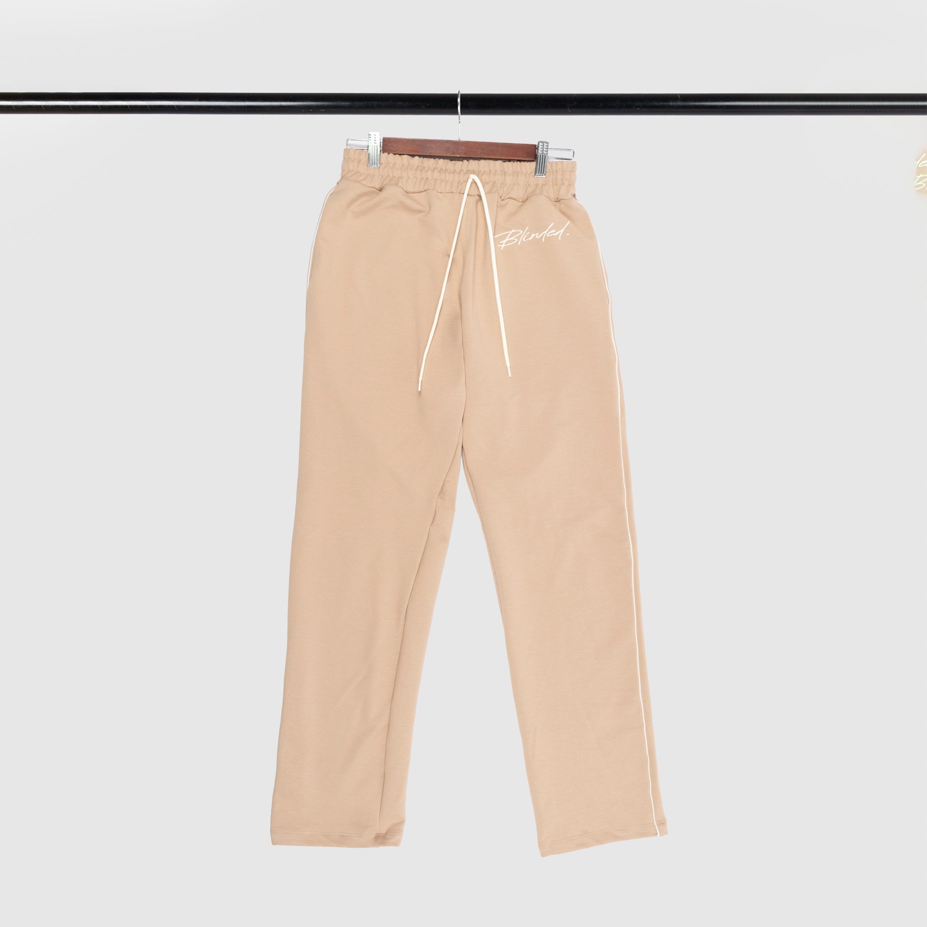 Conjunto hombre bordado camel