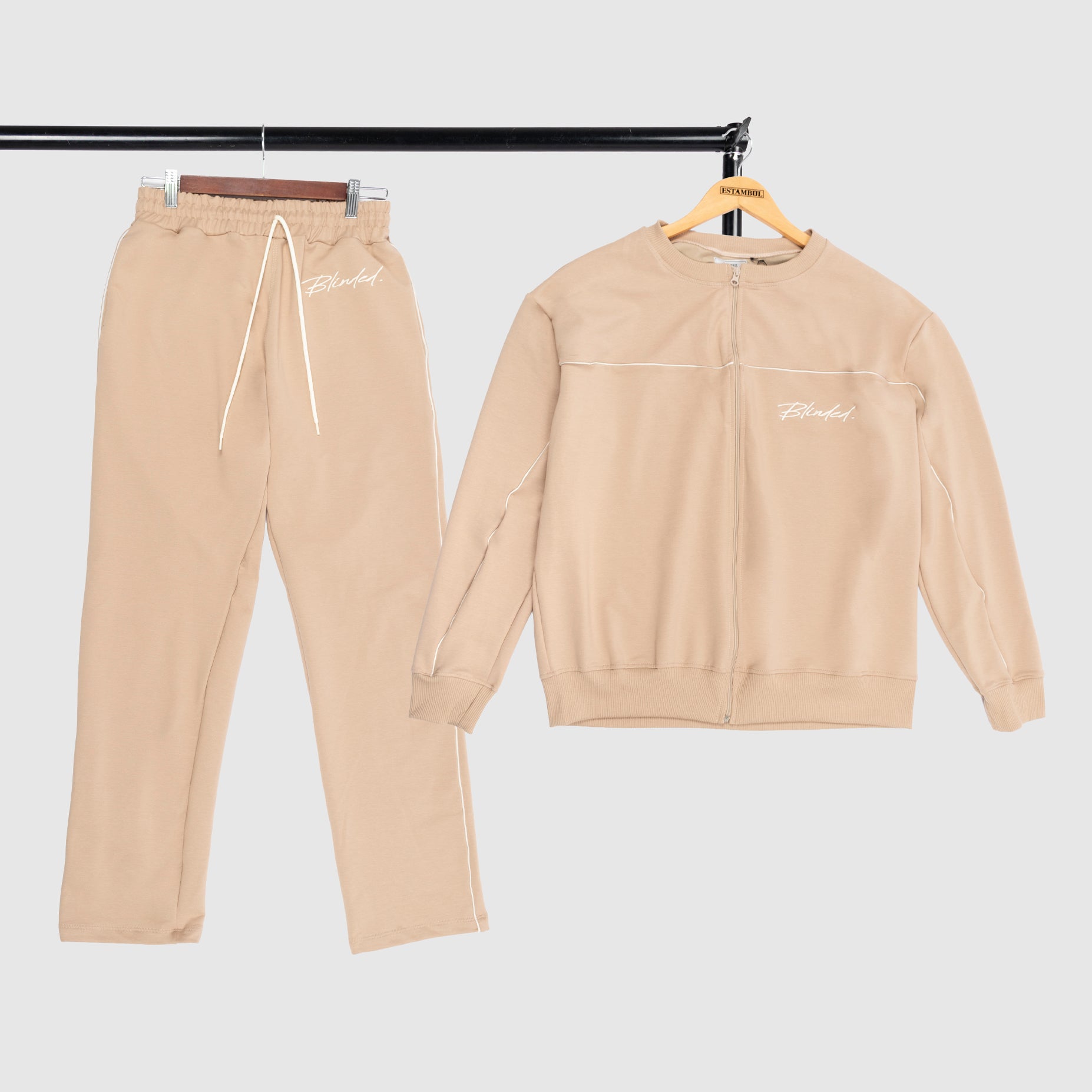 Conjunto hombre bordado camel
