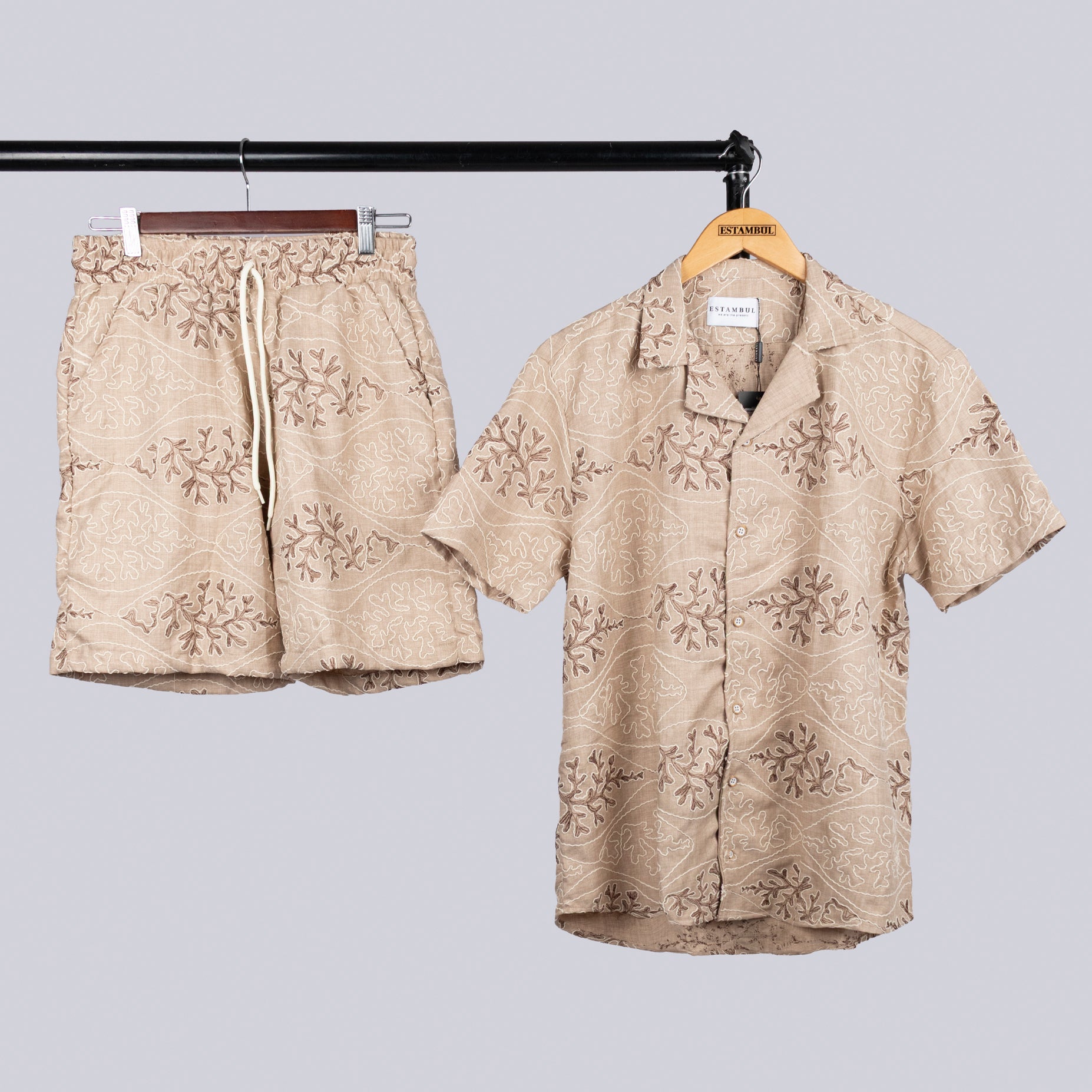 Conjunto hombre aura floral camel