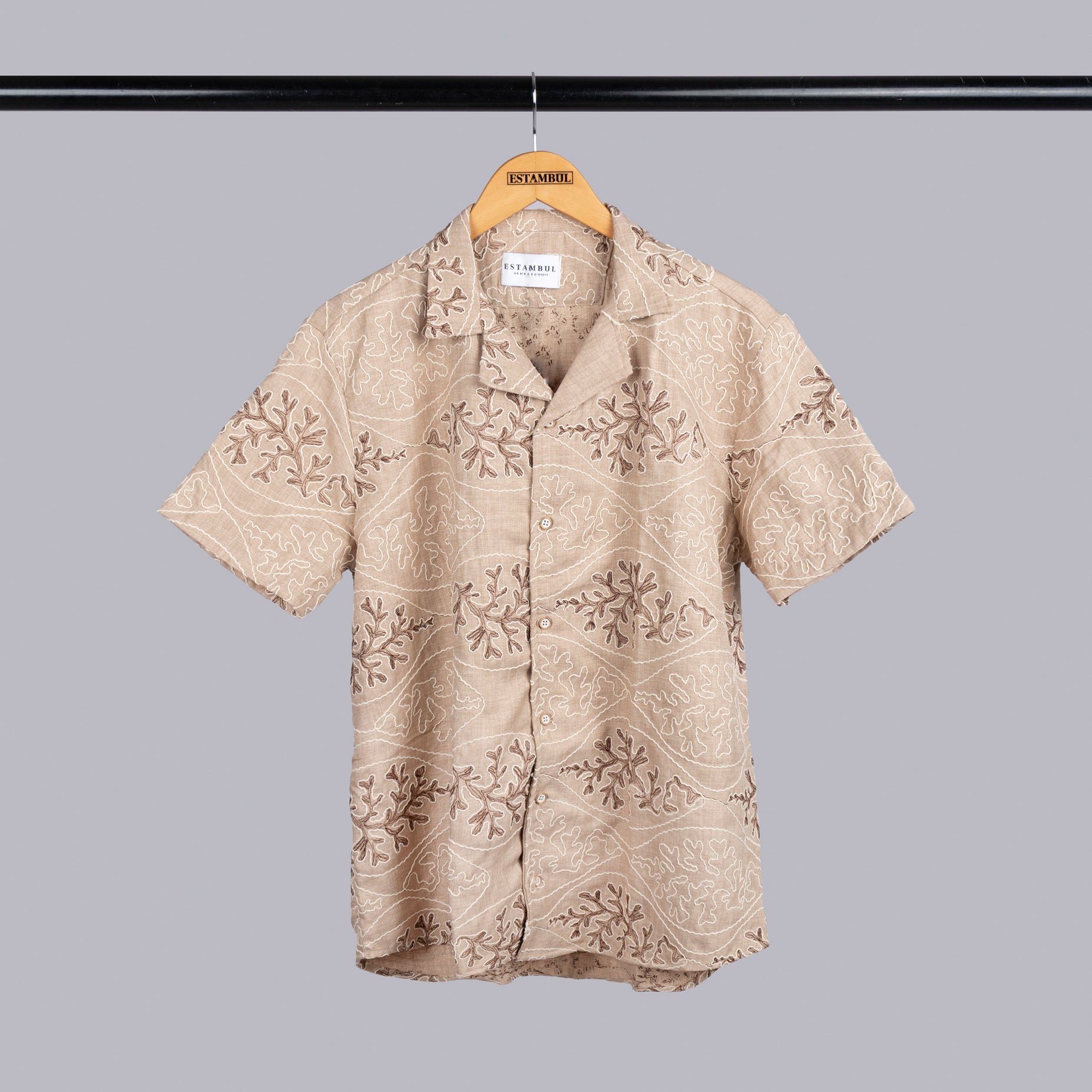 Conjunto hombre aura floral camel