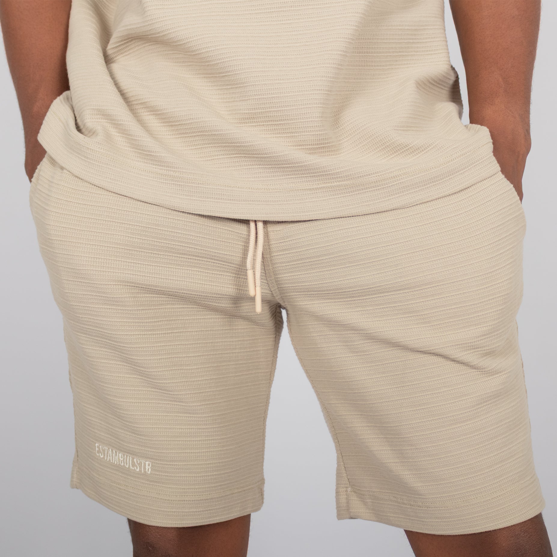 Conjunto hombre textura expresive arena