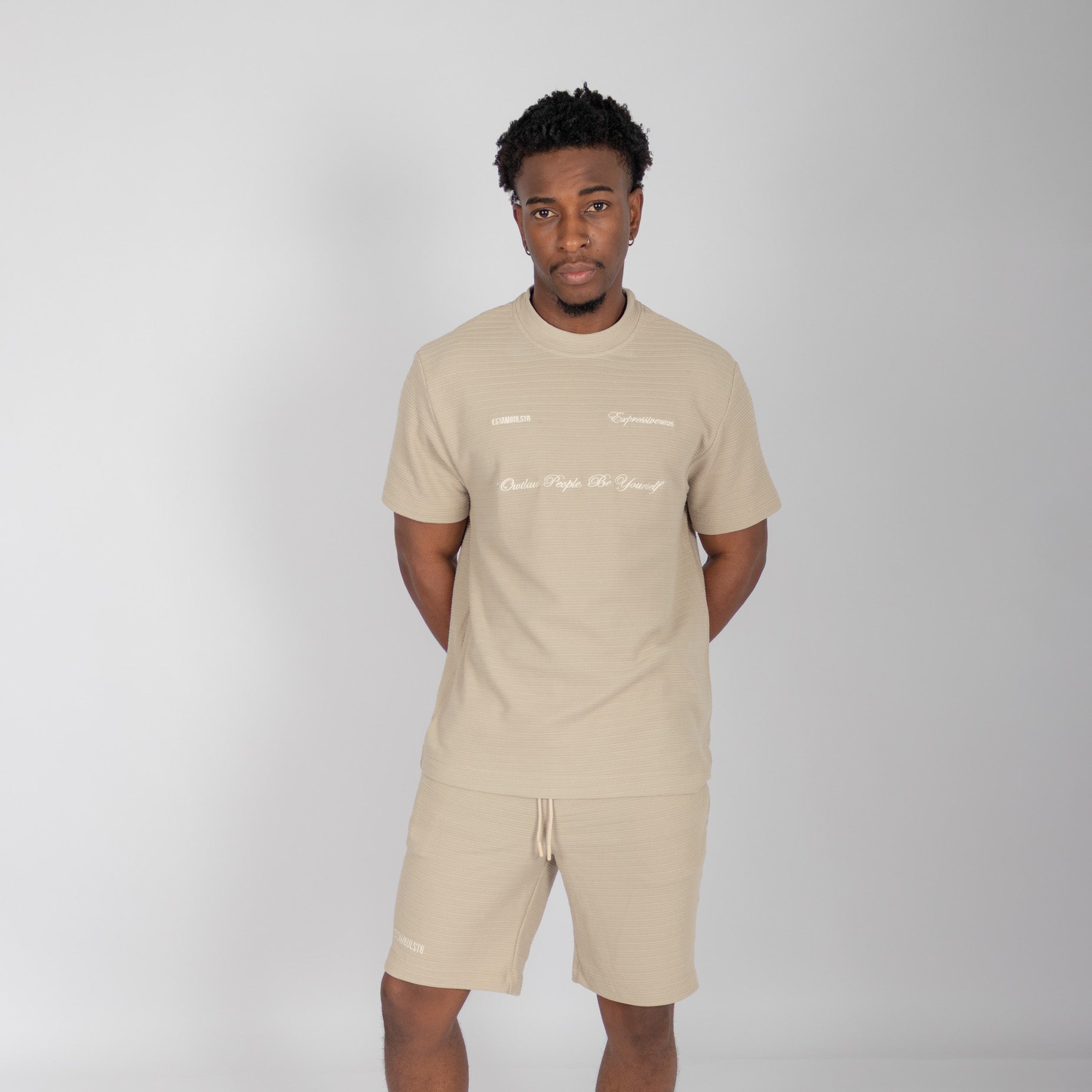 Conjunto hombre textura expresive arena