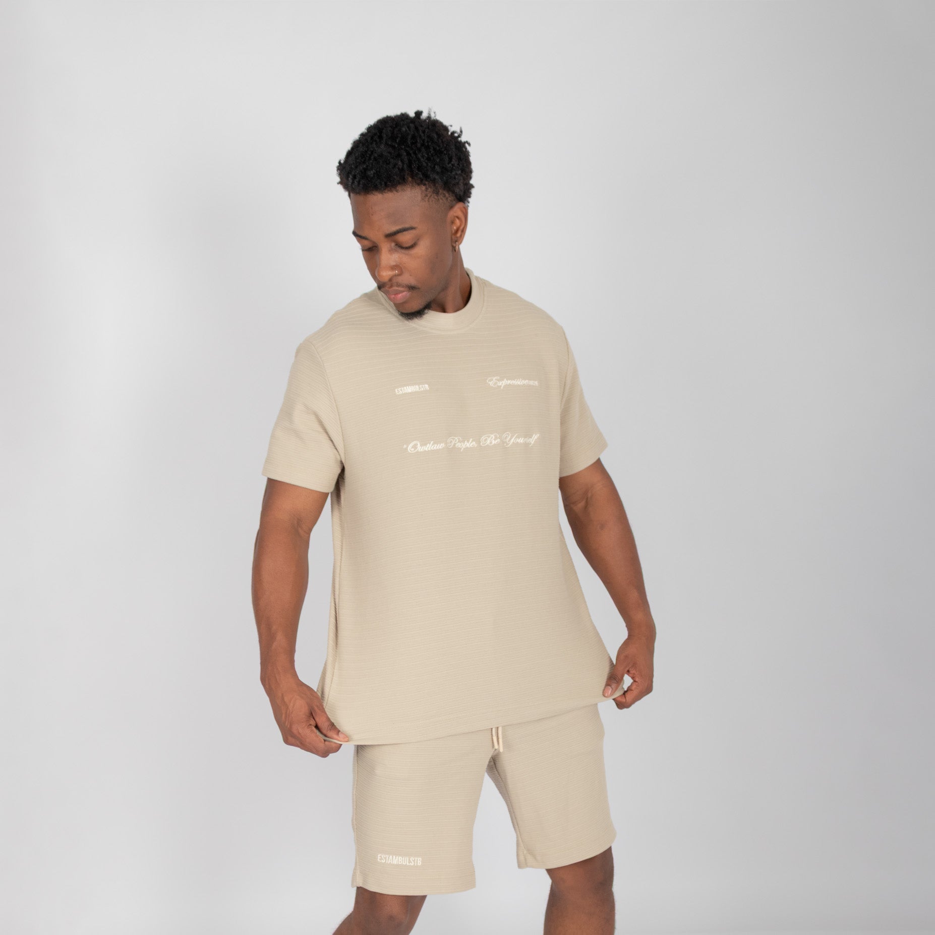 Conjunto hombre textura expresive arena