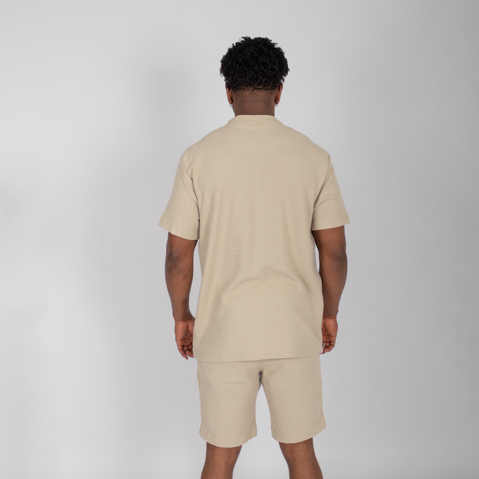 Conjunto hombre textura expresive arena