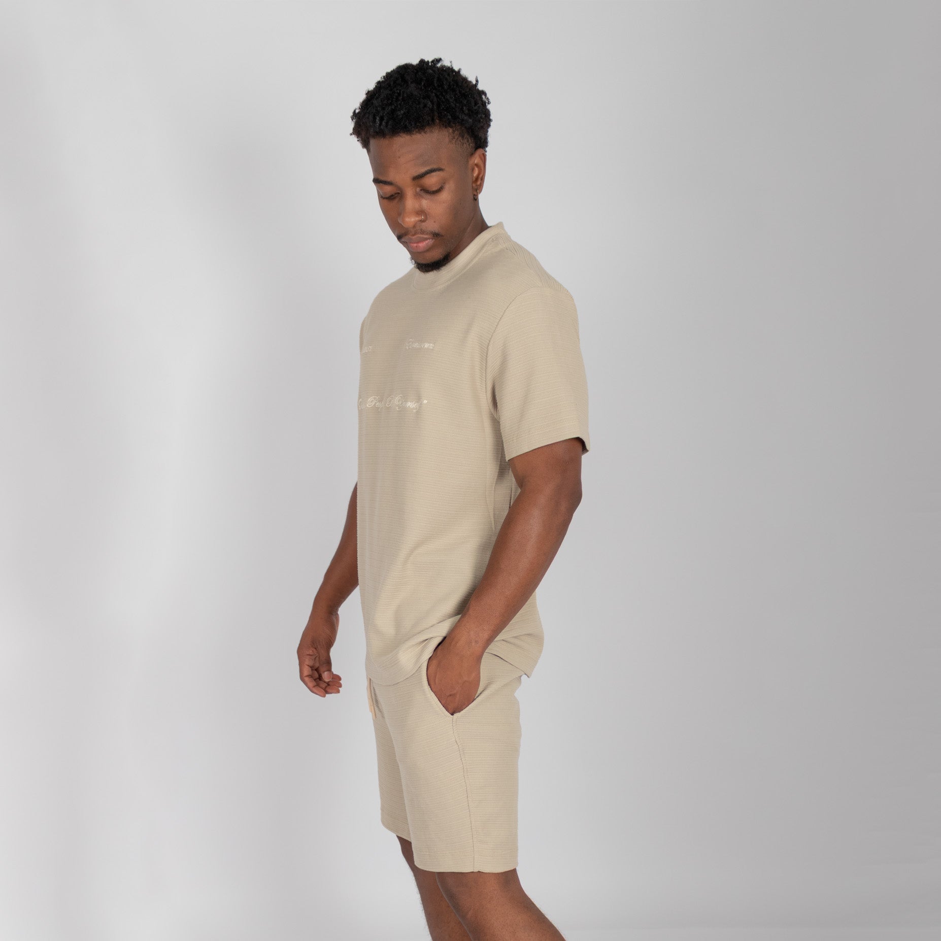 Conjunto hombre textura expresive arena