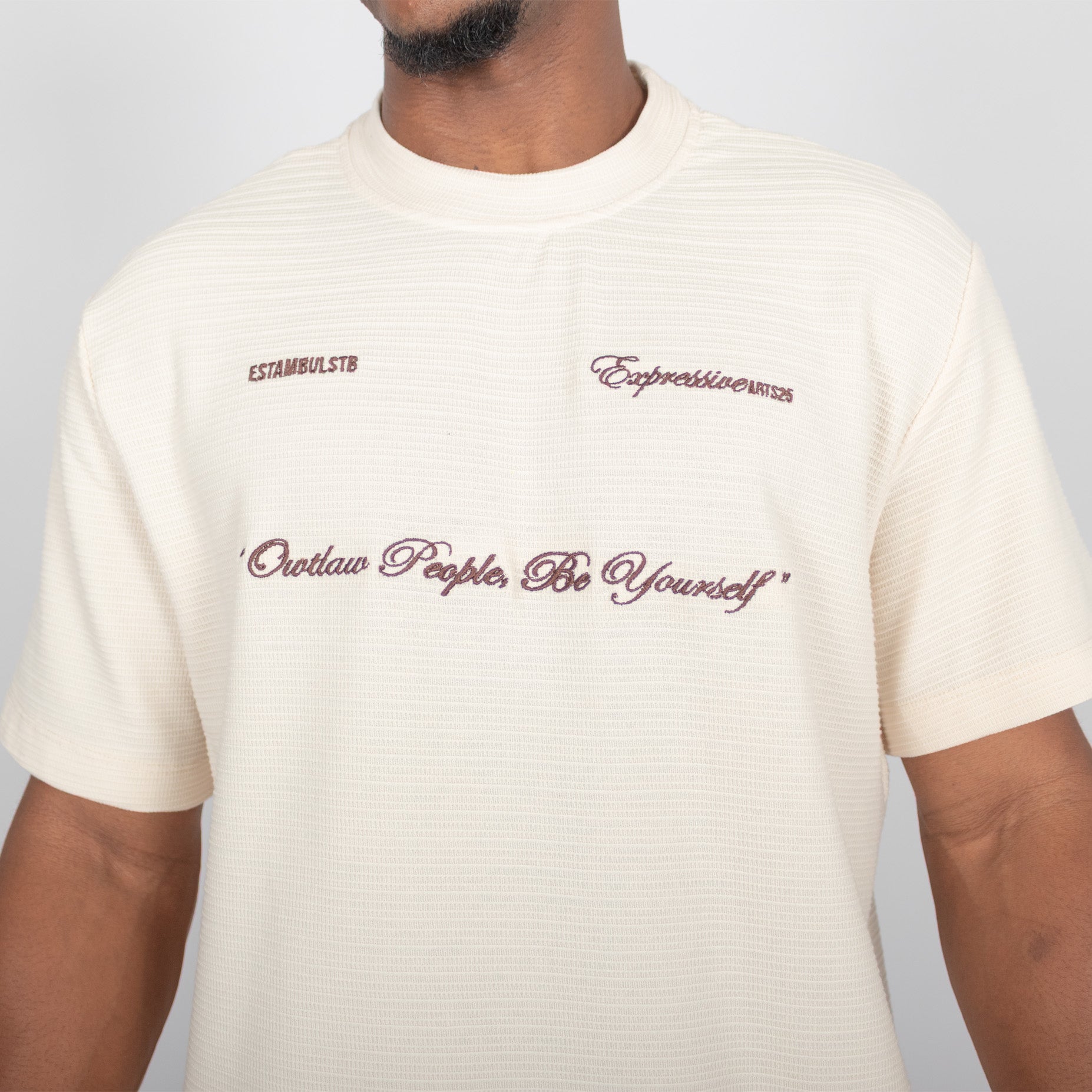 Conjunto hombre textura expresive  beige