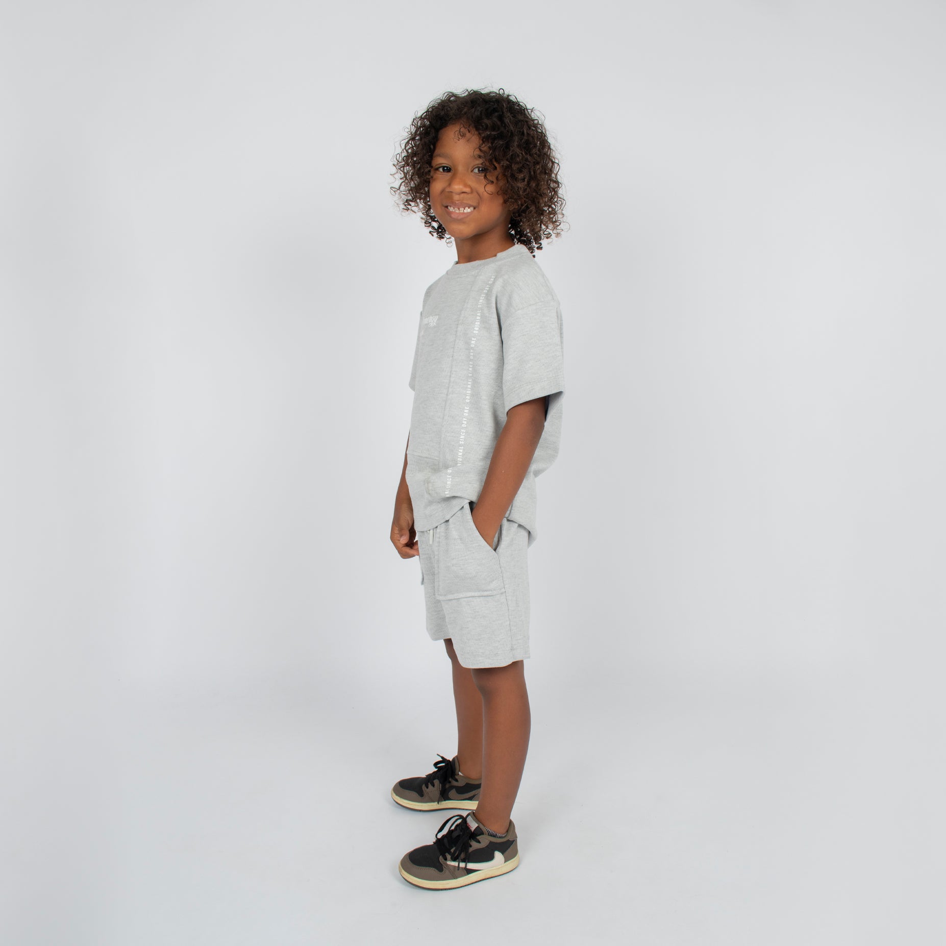 Conjunto niño textura gamuza gris