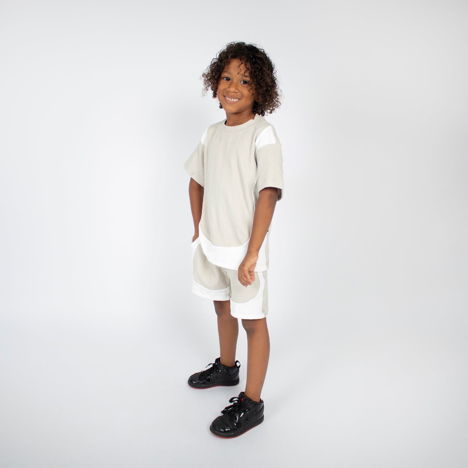 Conjunto niño textura beige con blanco