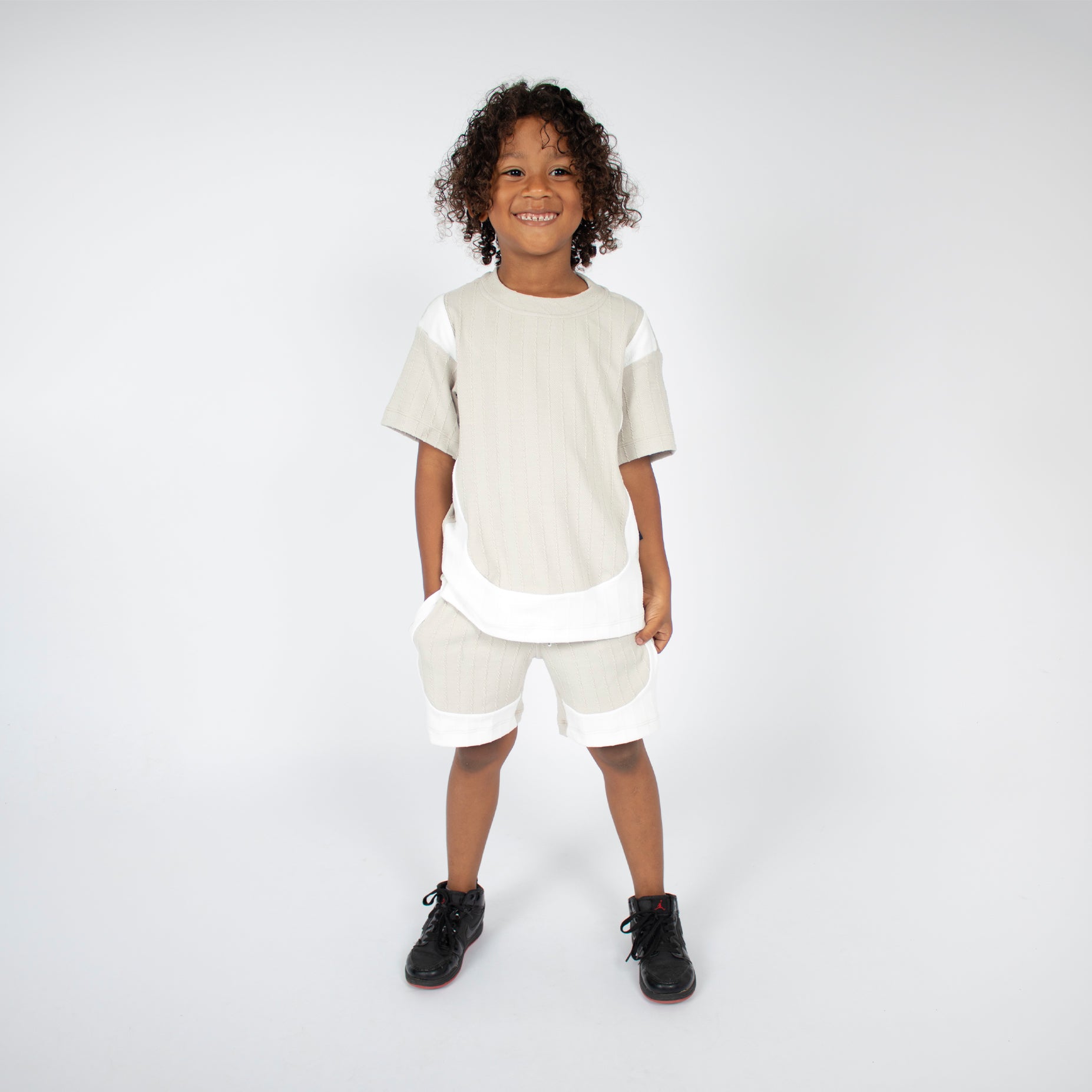 Conjunto niño textura beige con blanco