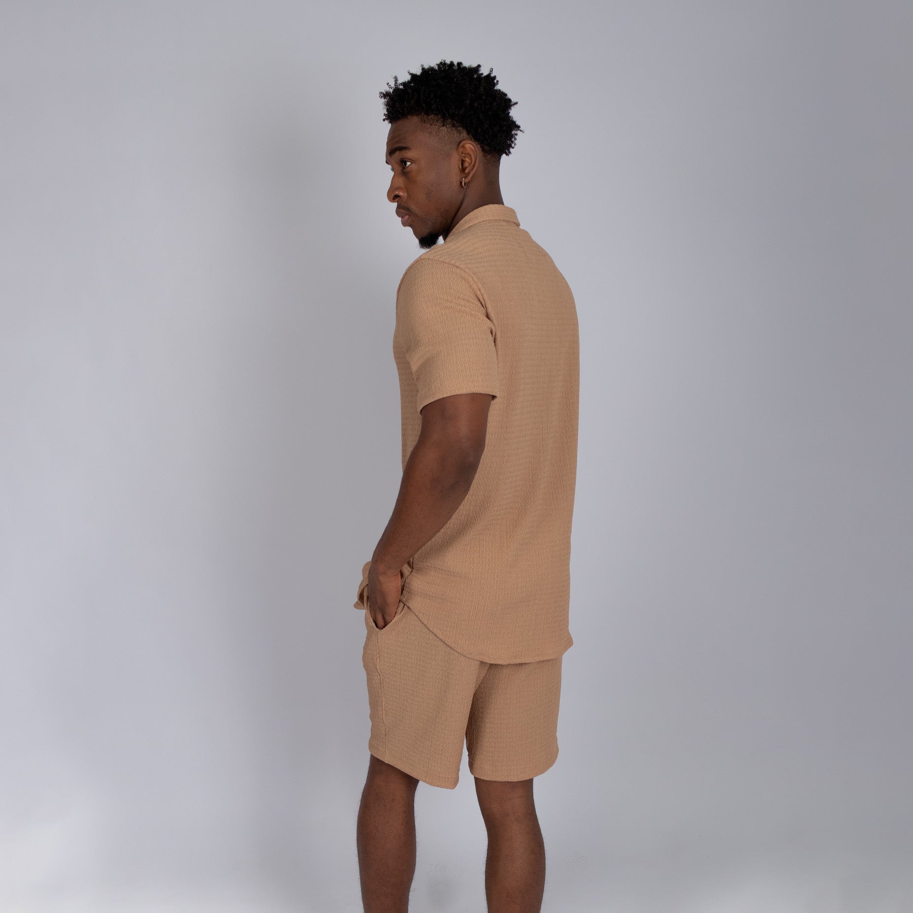 Conjunto hombre textura arena