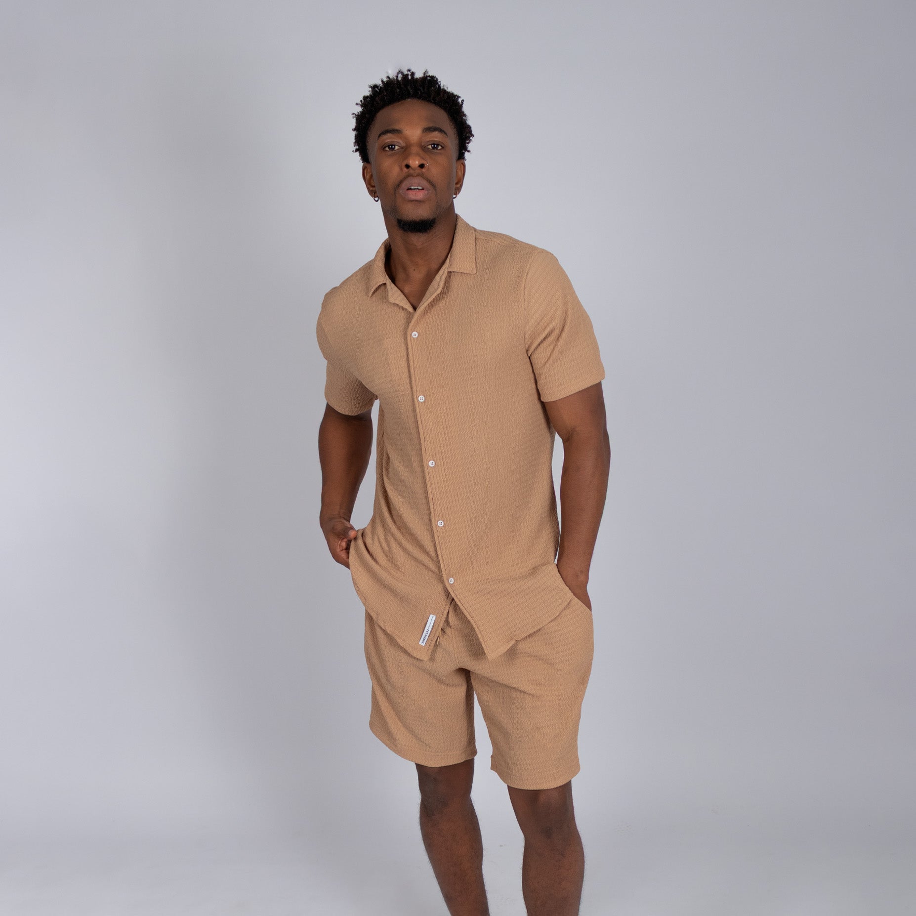 Conjunto hombre textura arena