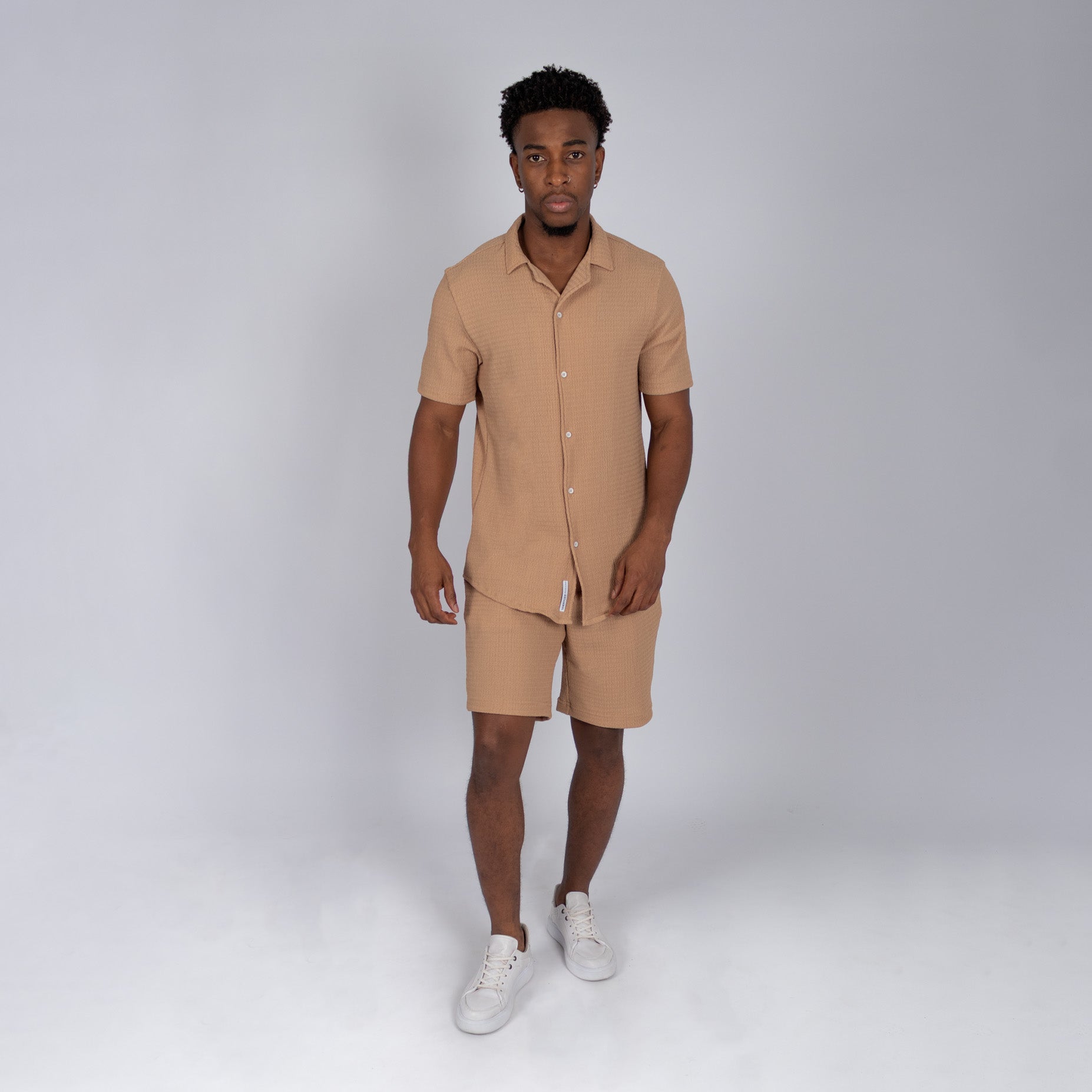 Conjunto hombre textura arena