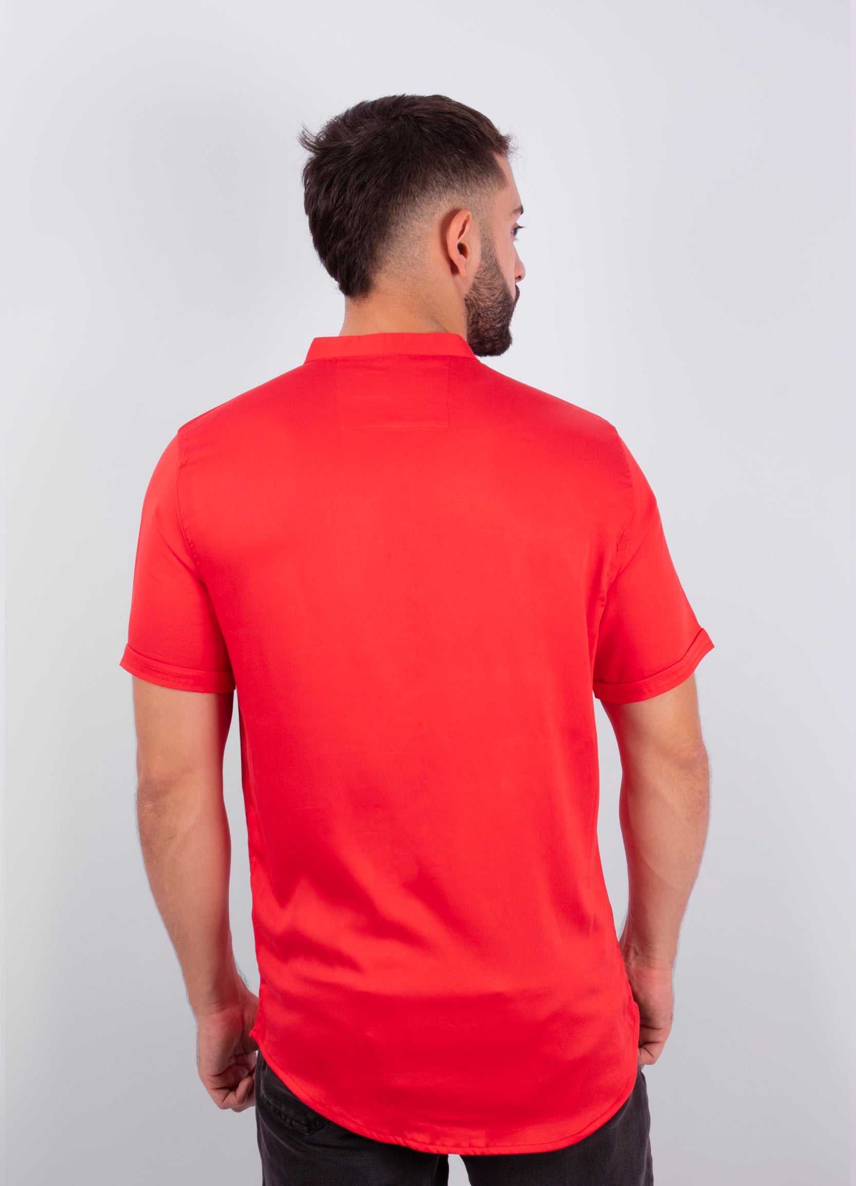 Camisa hombre amada en un solo tono para destacar, cuello obispo que añade elegancia y silueta slim que define tu figura. 