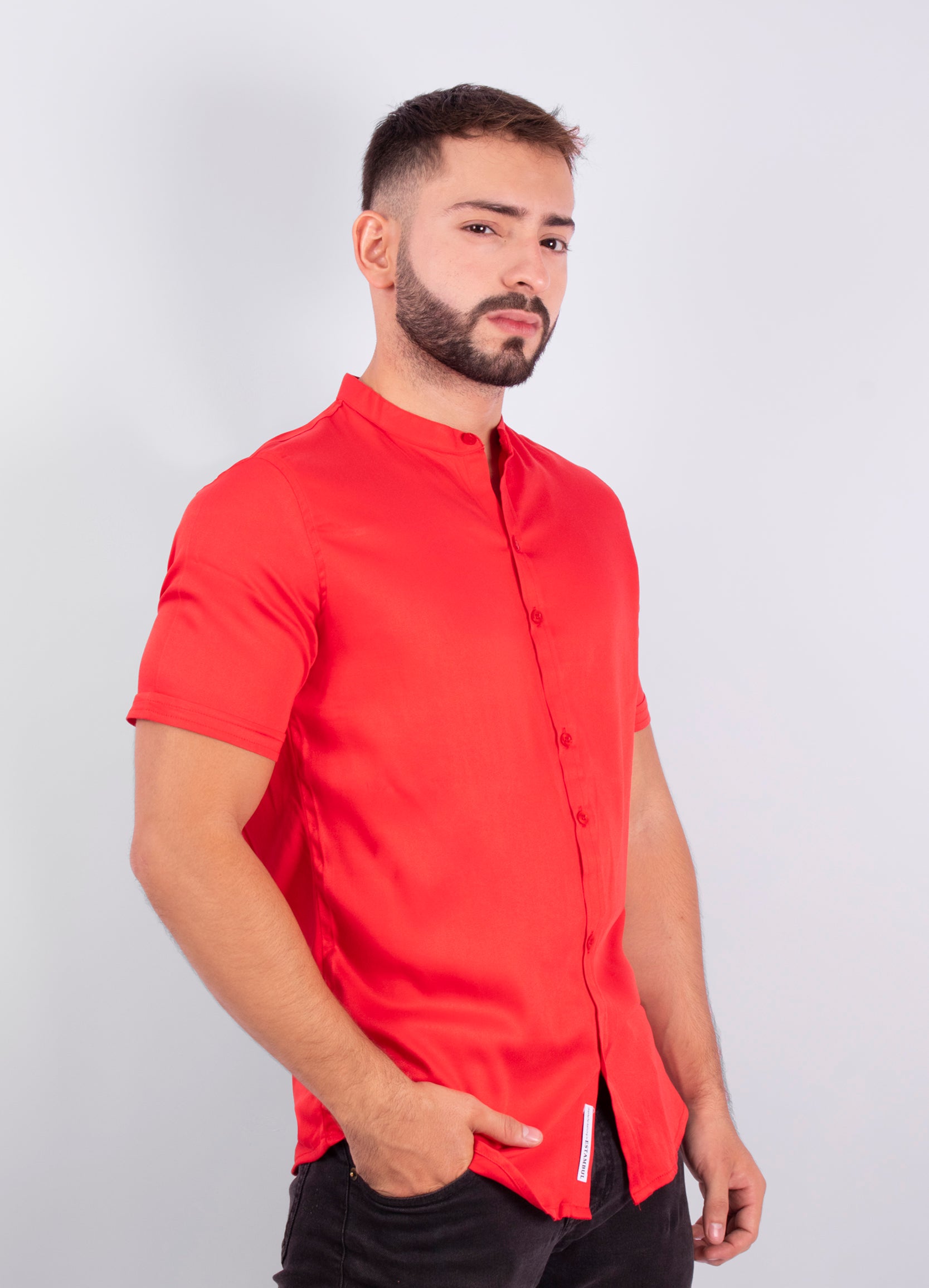 Camisa hombre amada en un solo tono para destacar, cuello obispo que añade elegancia y silueta slim que define tu figura. 