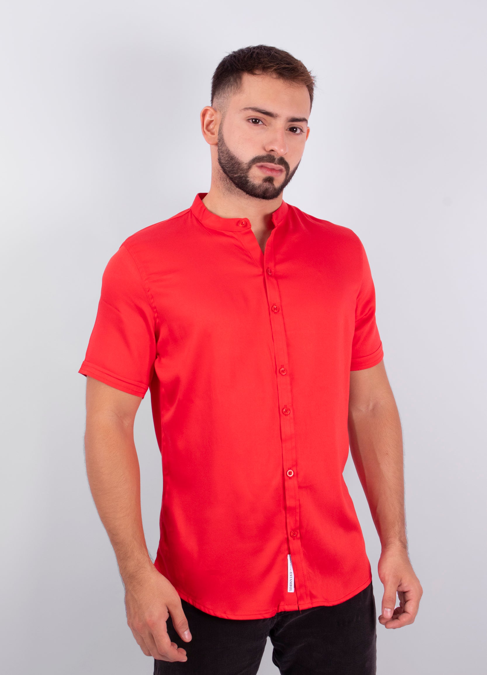 Camisa hombre amada en un solo tono para destacar, cuello obispo que añade elegancia y silueta slim que define tu figura. 