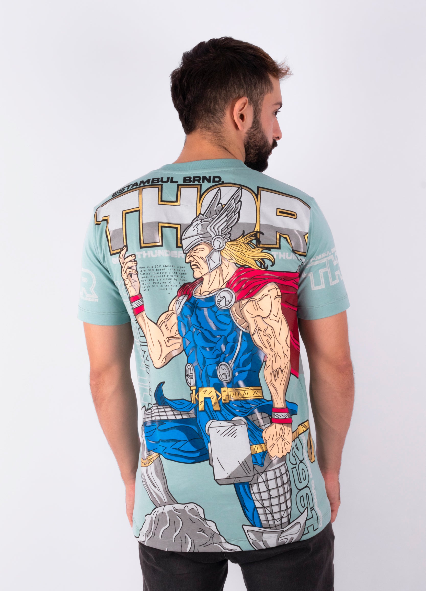 Esta camiseta está hecha de tela de algodón con cuello redondo tejido para ofrecerte mayor comodidad. Luce el estampado icónico de Thor y empieza a caminar con la confianza de un dios!
