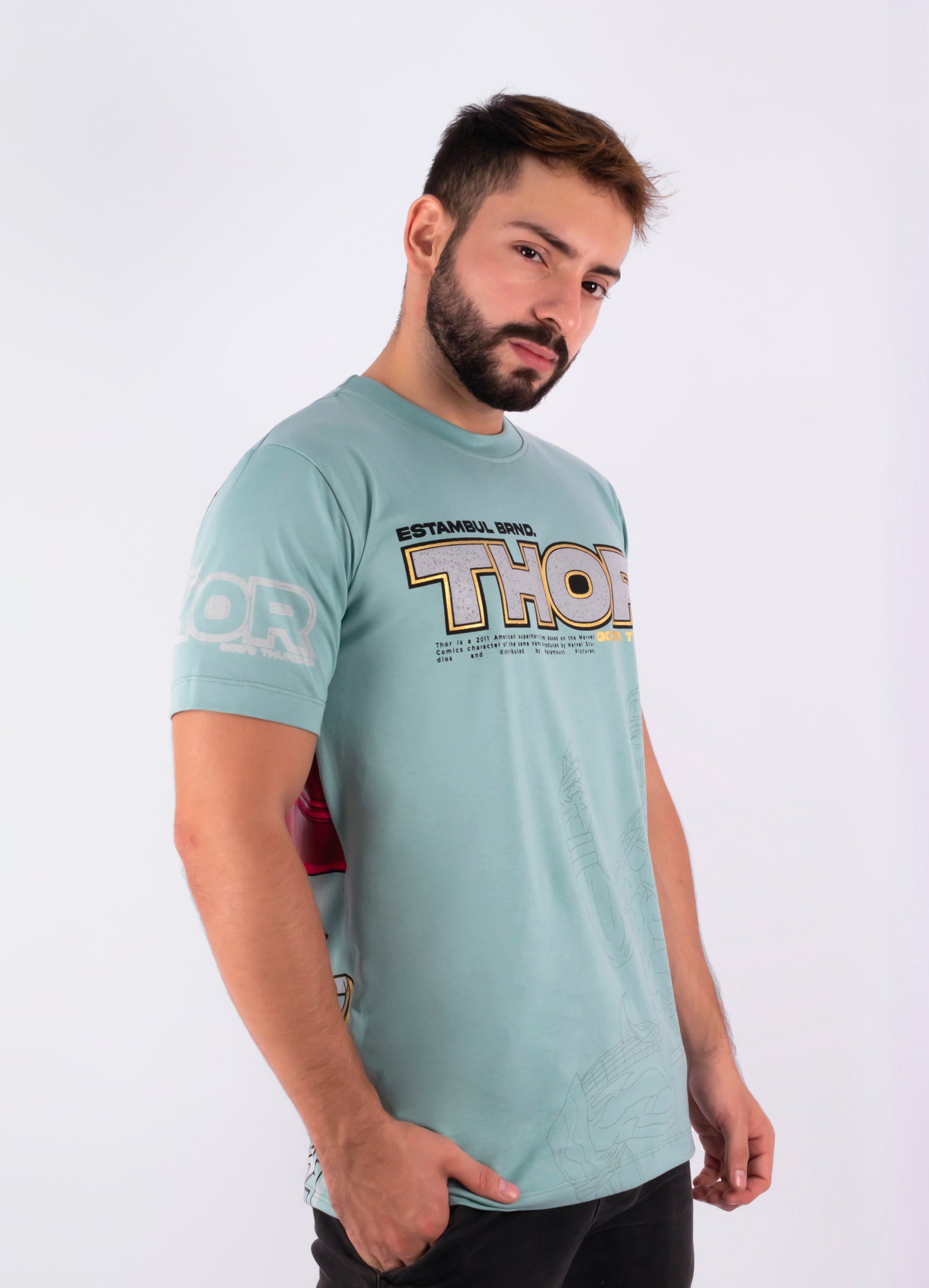Esta camiseta está hecha de tela de algodón con cuello redondo tejido para ofrecerte mayor comodidad. Luce el estampado icónico de Thor y empieza a caminar con la confianza de un dios!