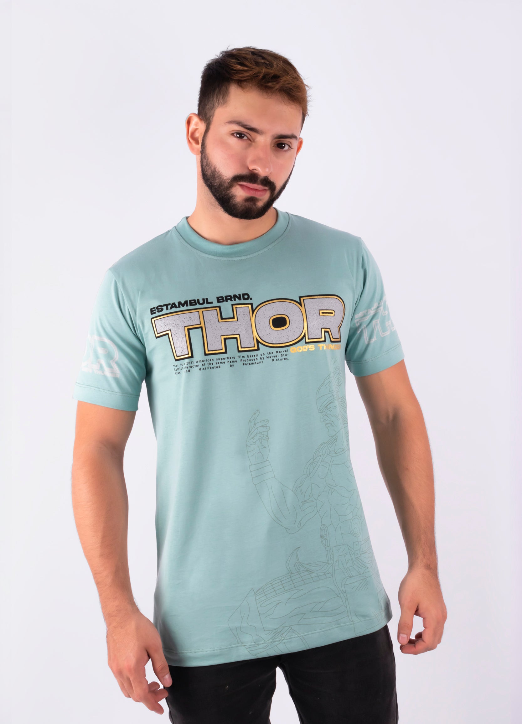 Esta camiseta está hecha de tela de algodón con cuello redondo tejido para ofrecerte mayor comodidad. Luce el estampado icónico de Thor y empieza a caminar con la confianza de un dios!