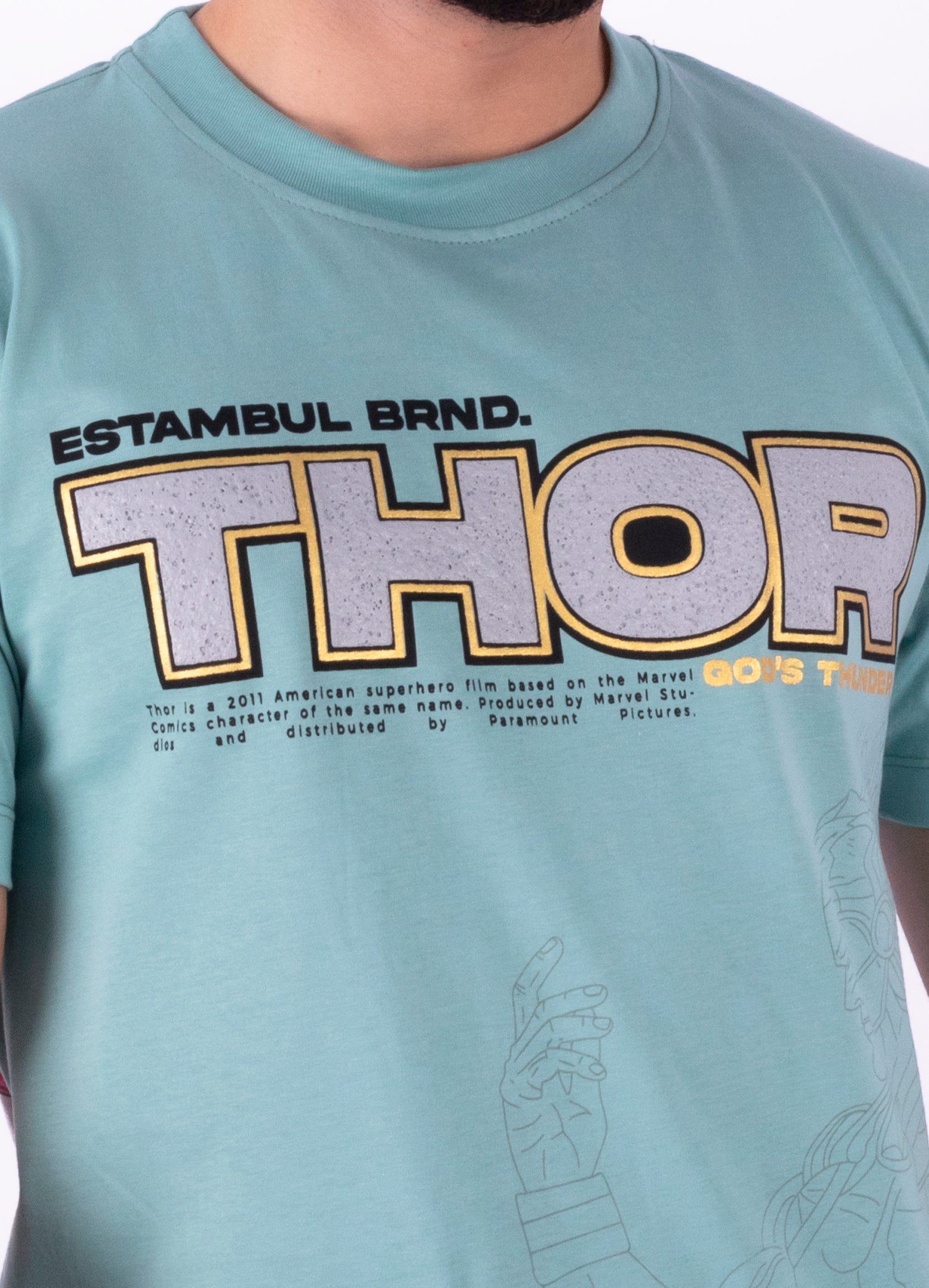 Esta camiseta está hecha de tela de algodón con cuello redondo tejido para ofrecerte mayor comodidad. Luce el estampado icónico de Thor y empieza a caminar con la confianza de un dios!