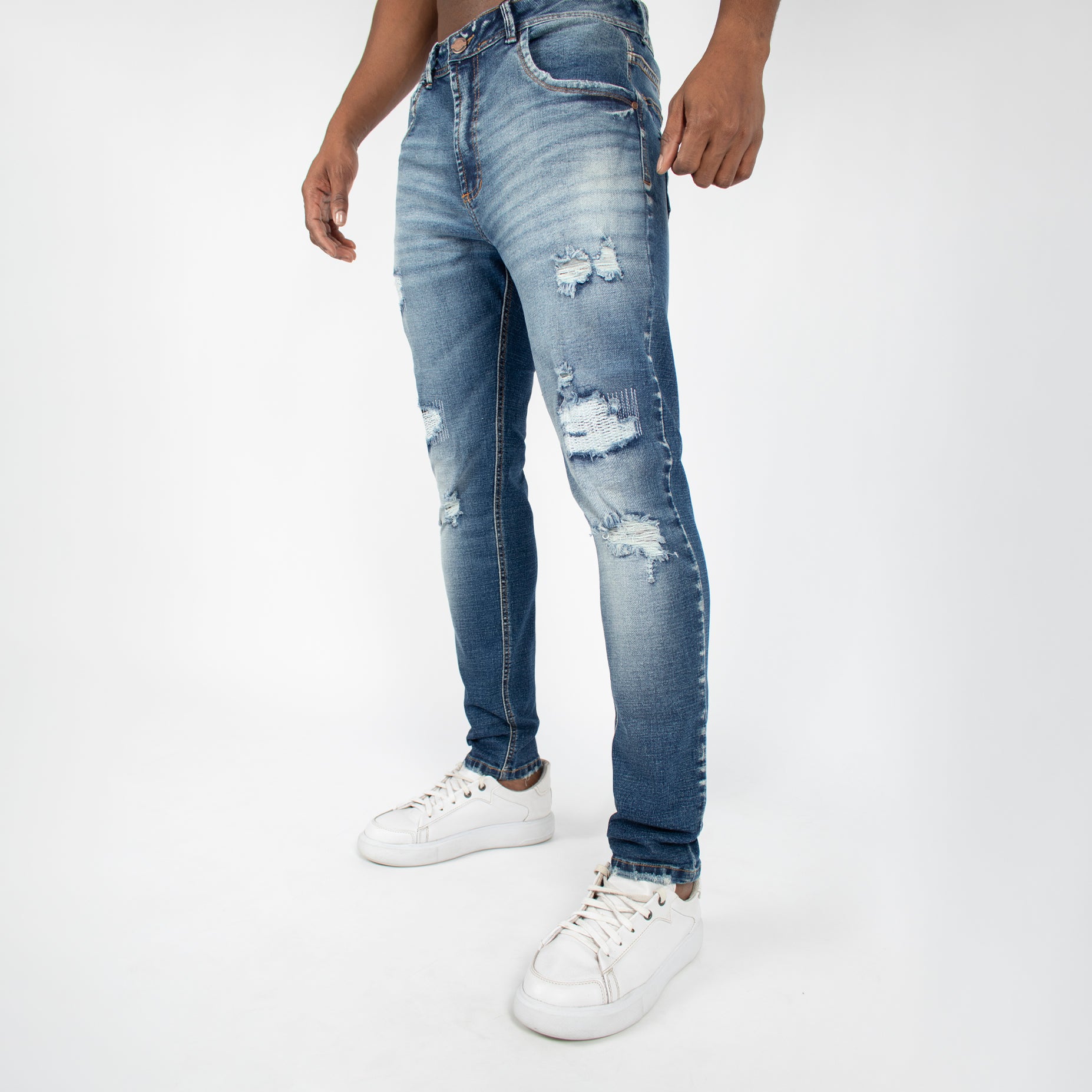 Jean hombre skinny azul claro con desgaste y rotos