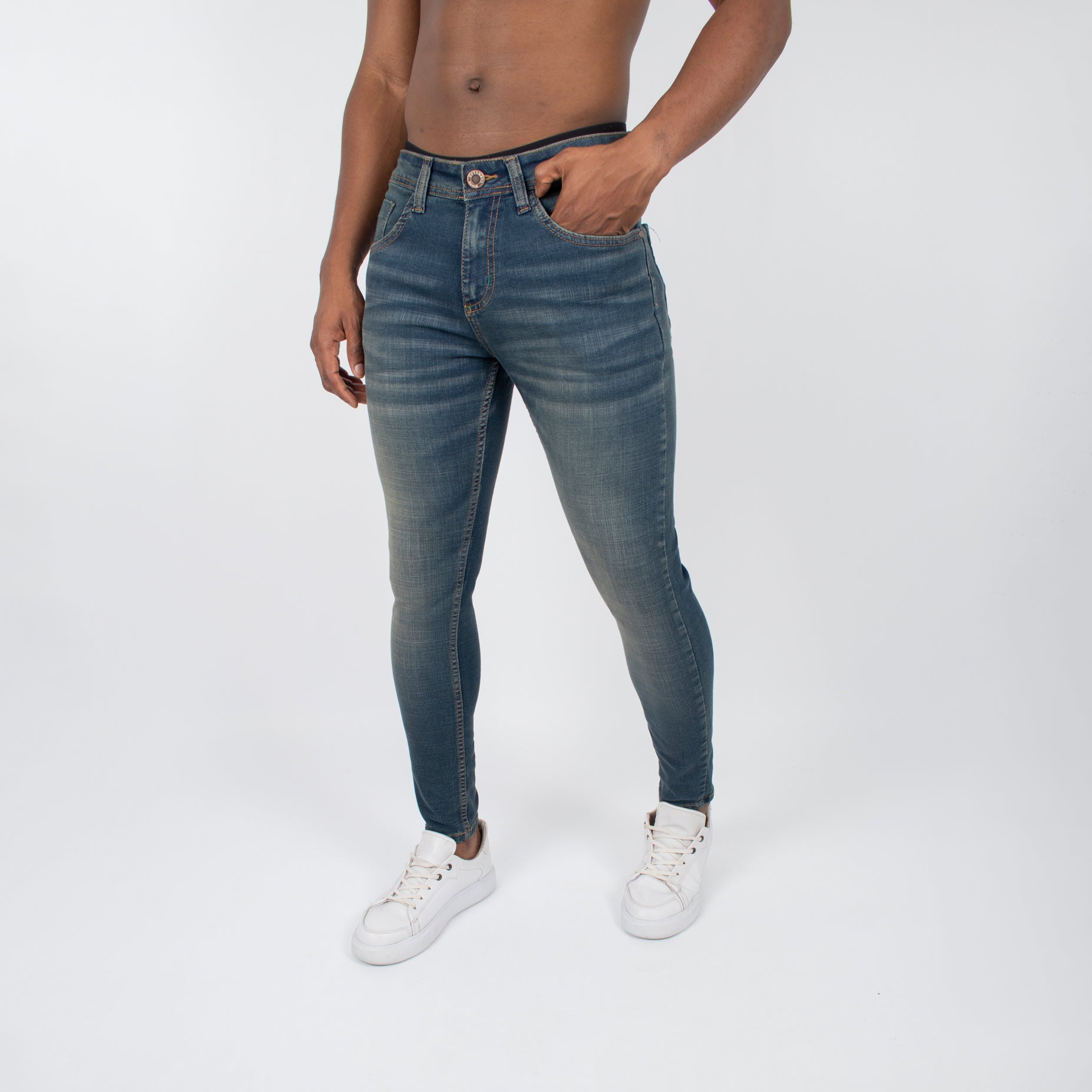 Jean hombre skinny con desgaste