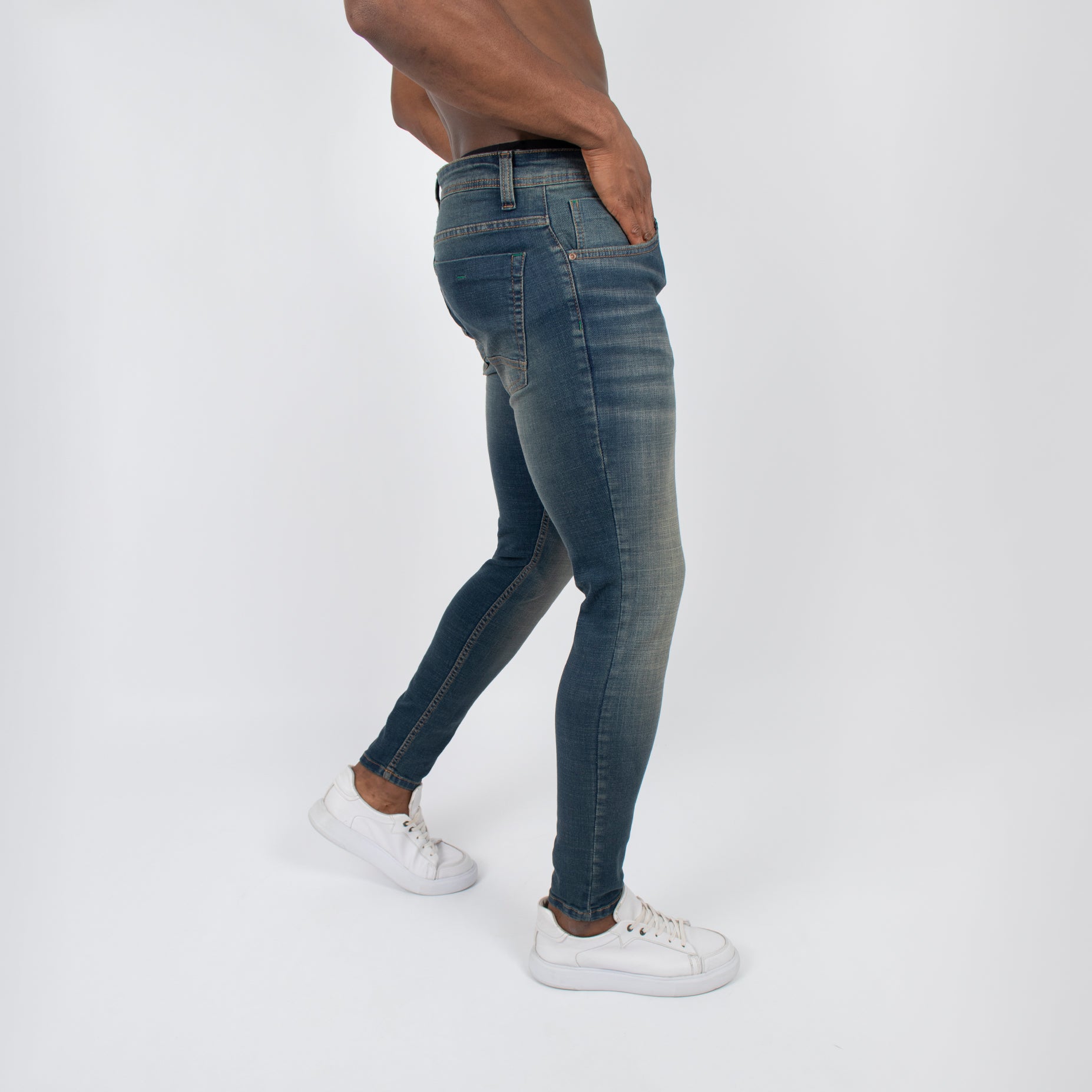 Jean hombre skinny con desgaste