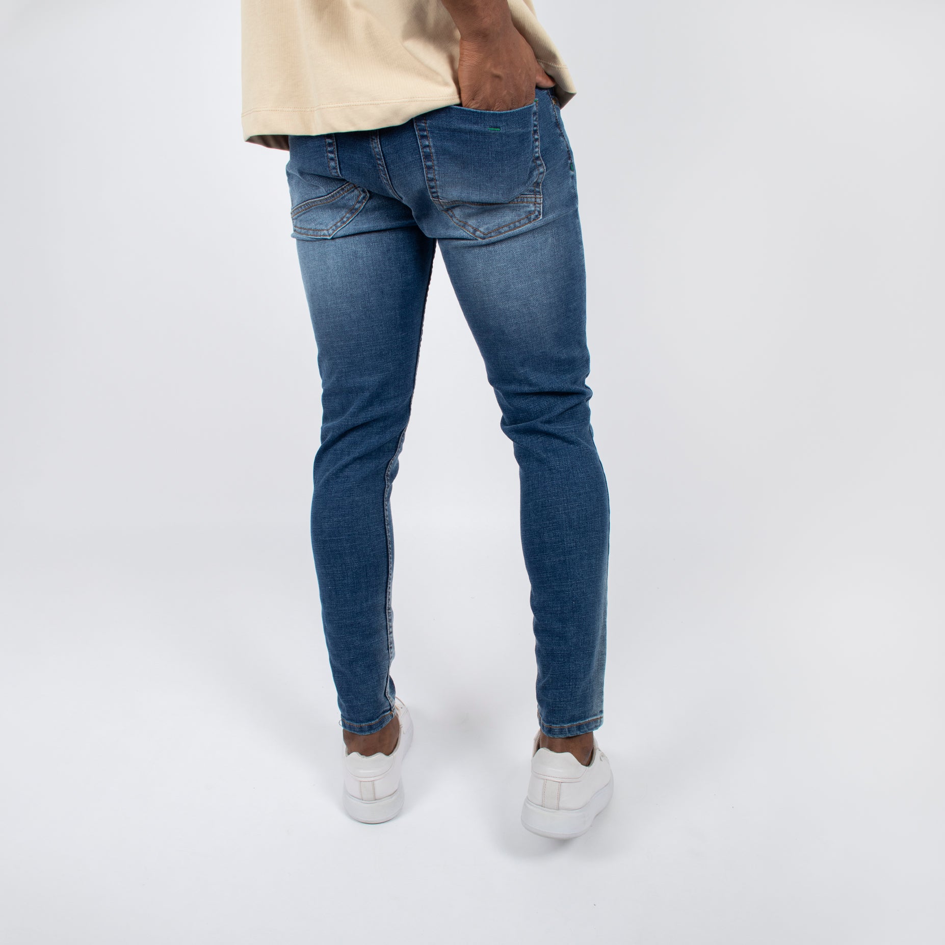 Jean hombre skinny con desgaste