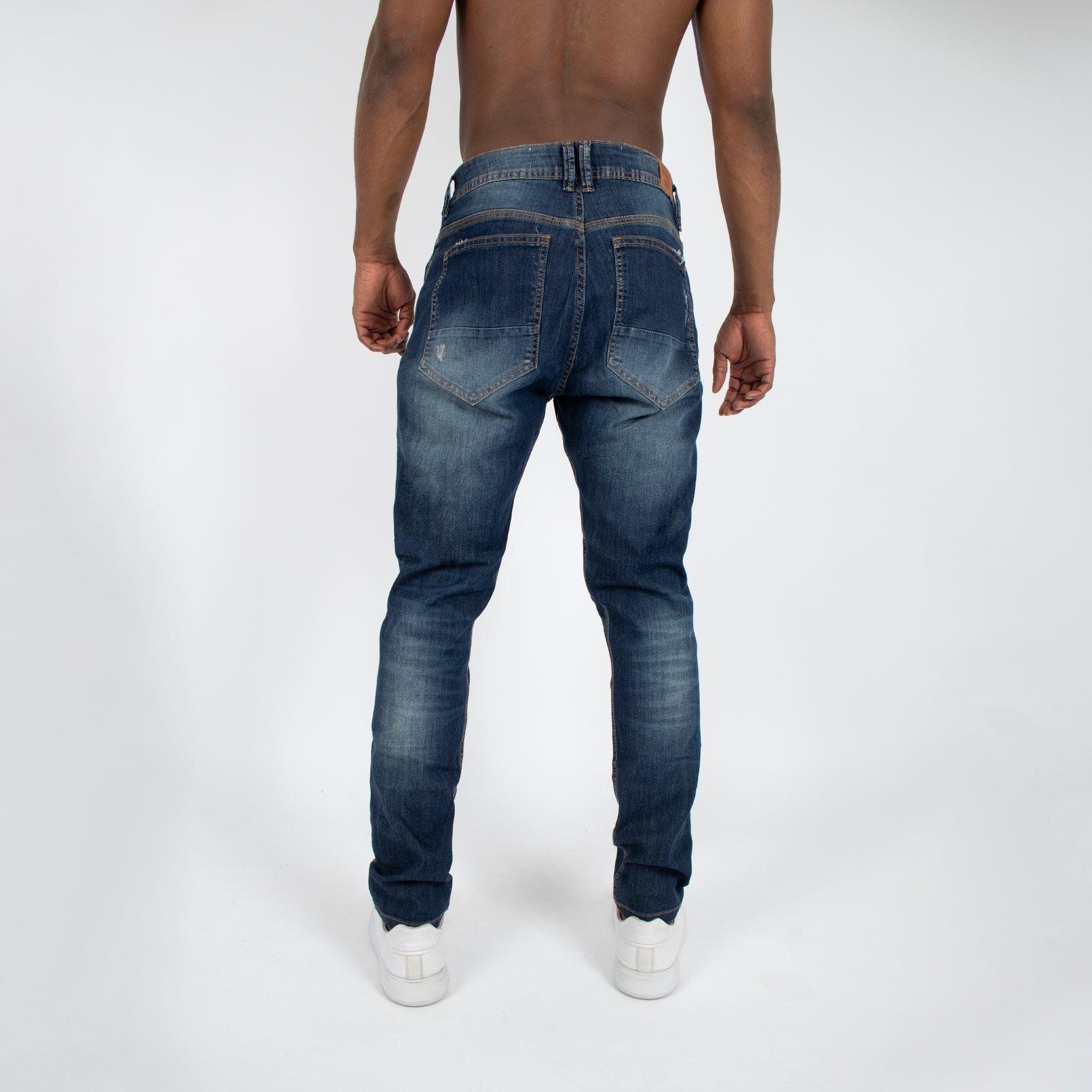 Jean hombre recto con rotos