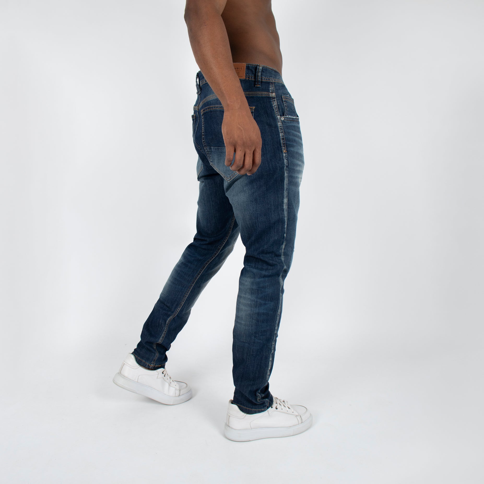 Jean hombre recto con rotos