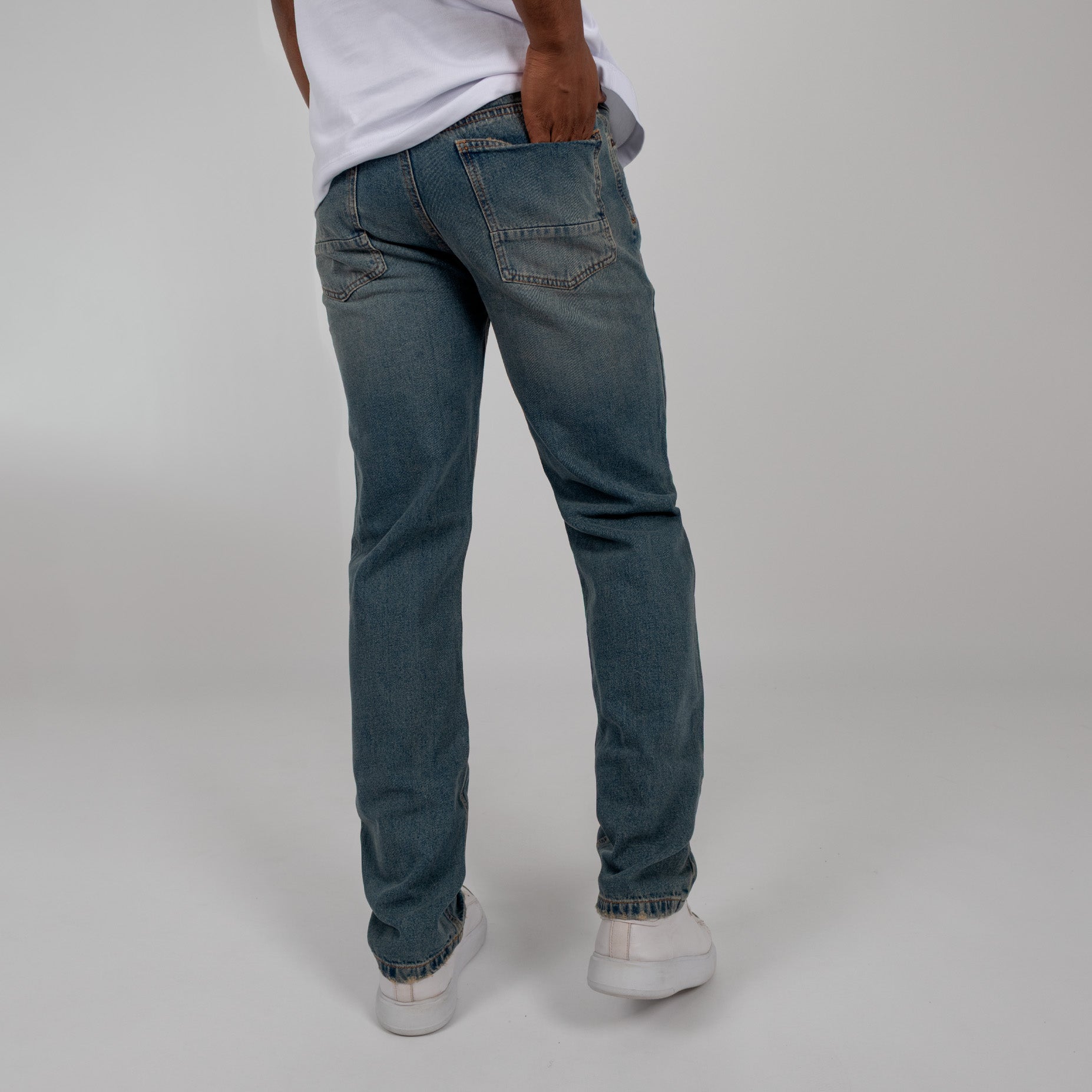 Jean hombre recto con desgaste