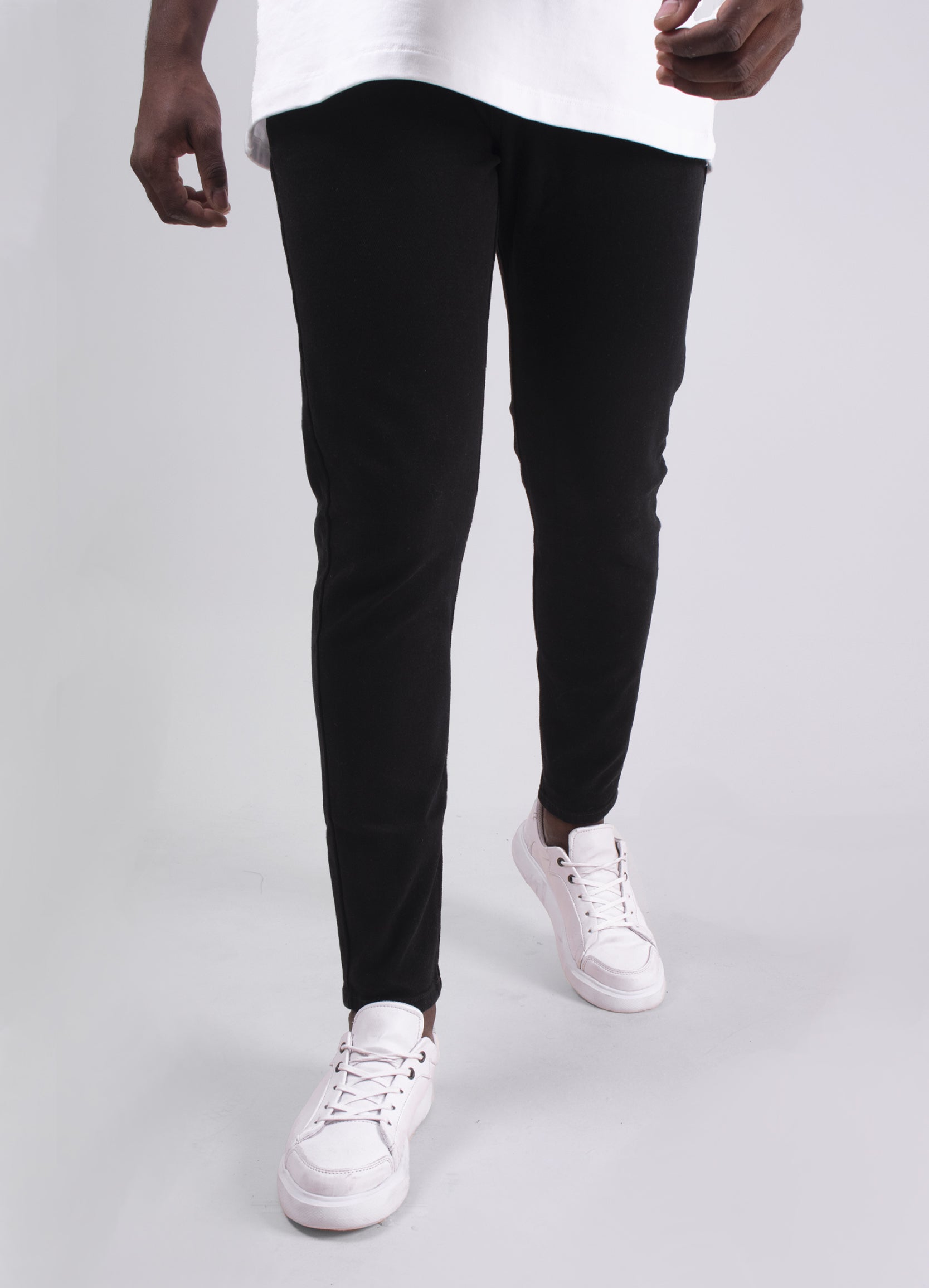 Jean hombre tipo skinny negro clásico