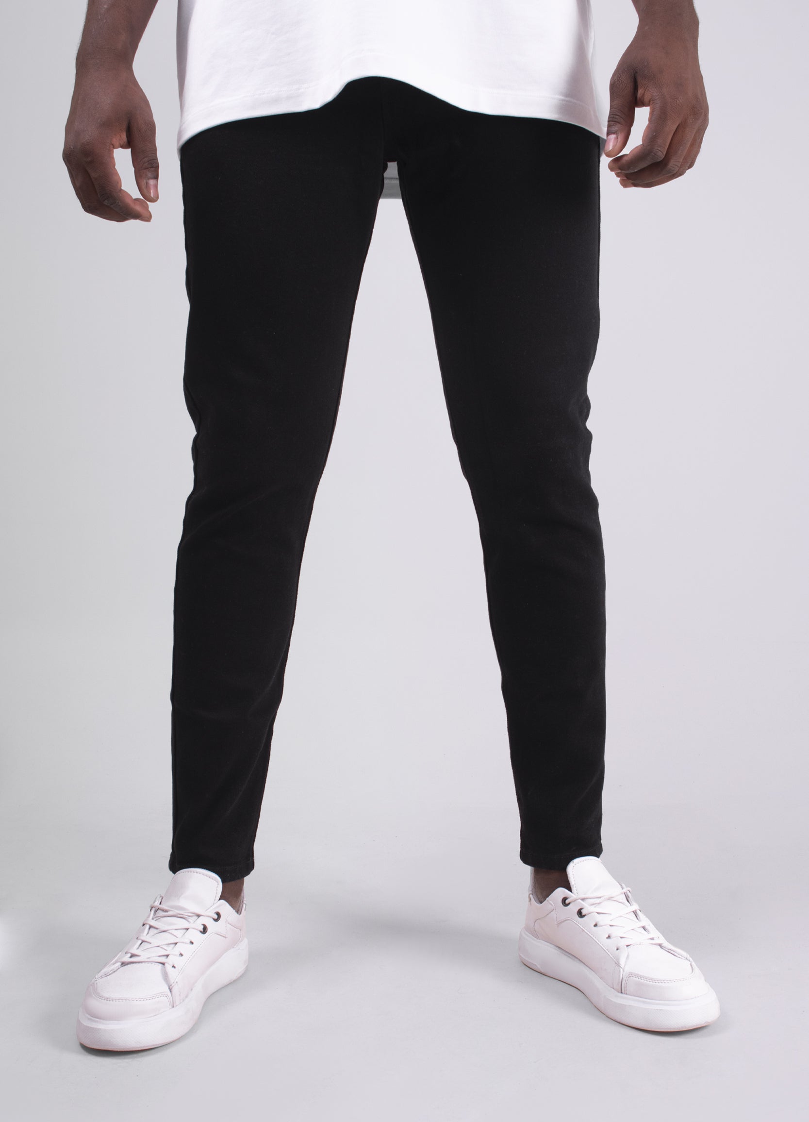 Jean hombre tipo skinny negro clásico