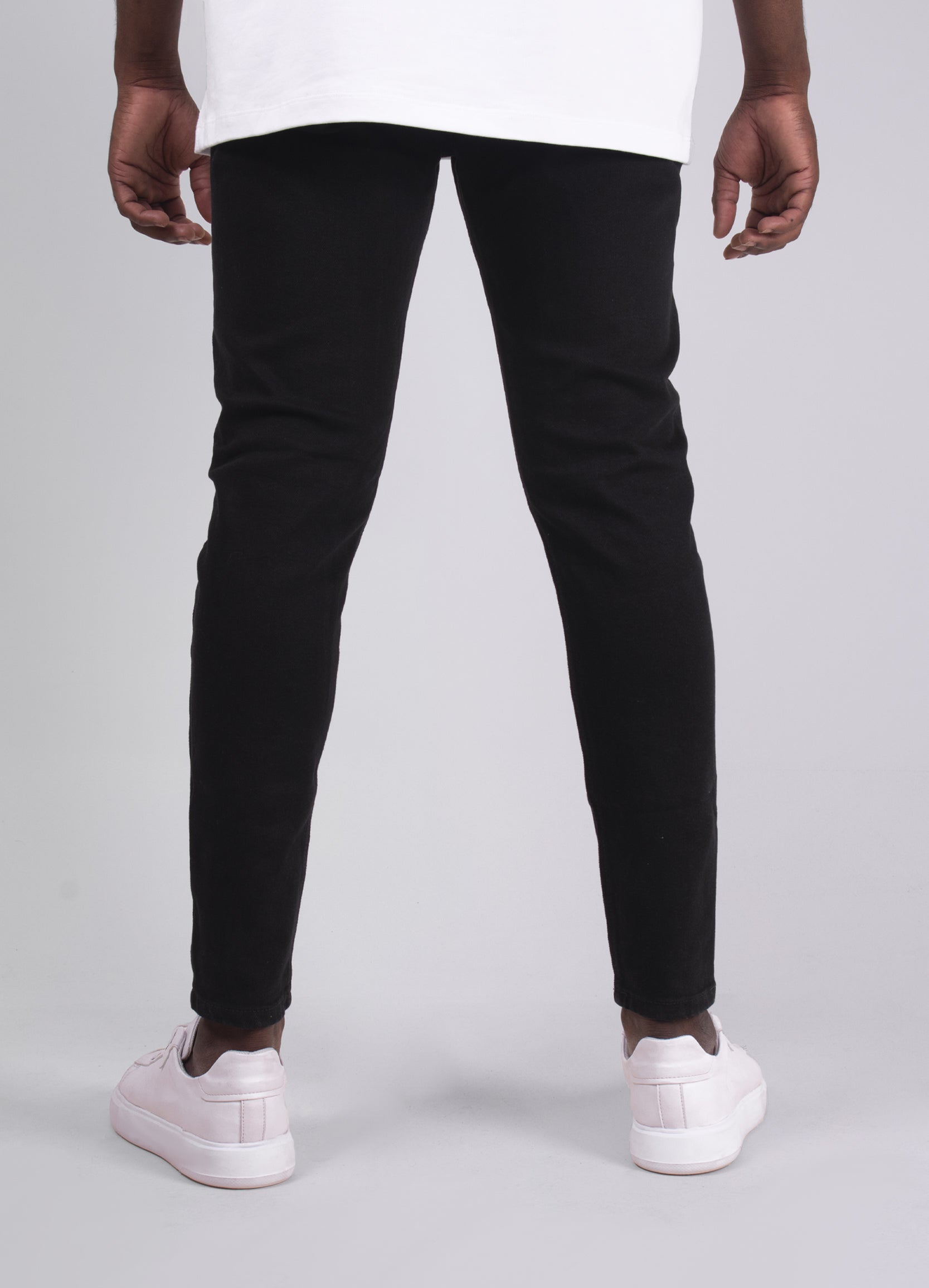 Jean hombre tipo skinny negro clásico