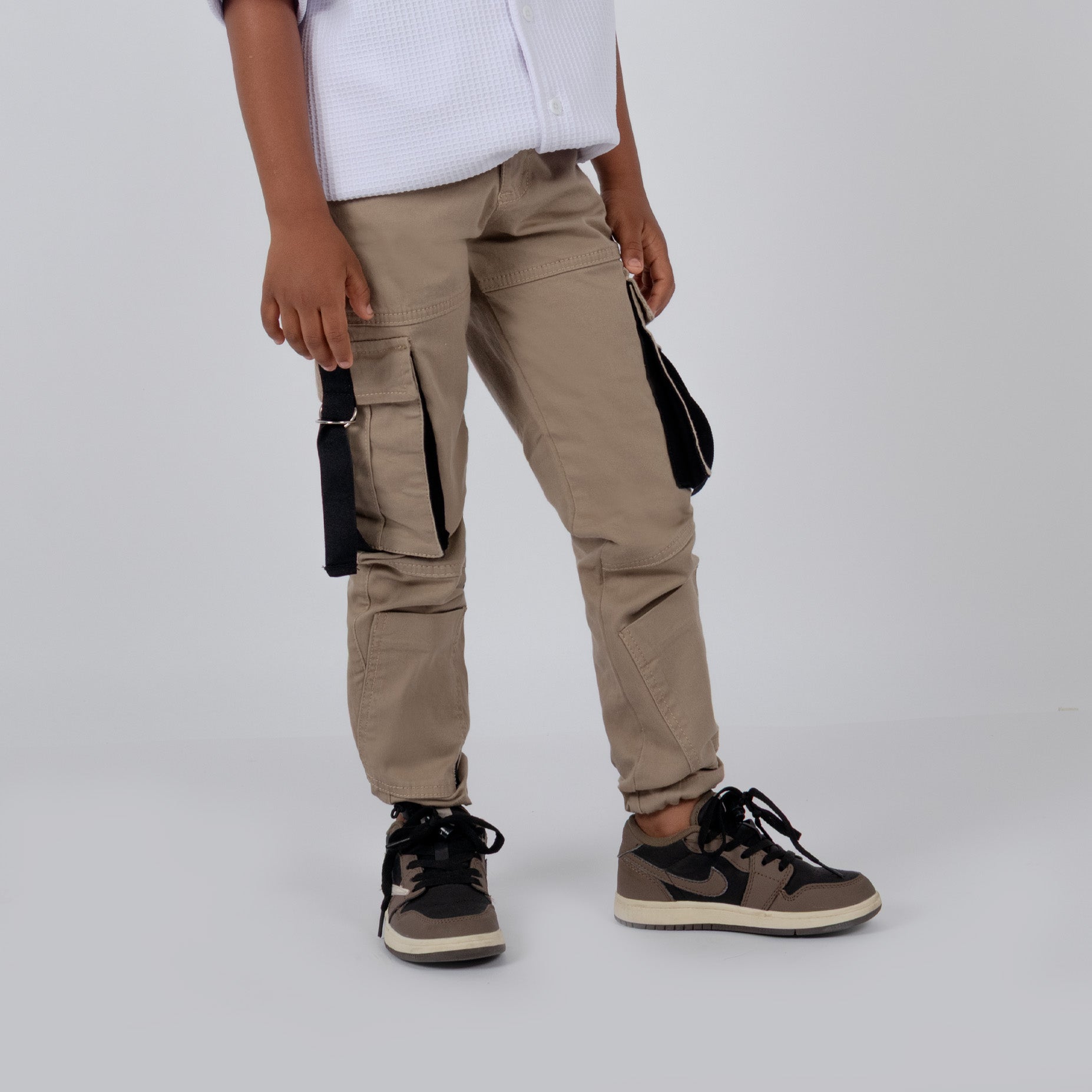 Jogger niño cargo beige oscuro