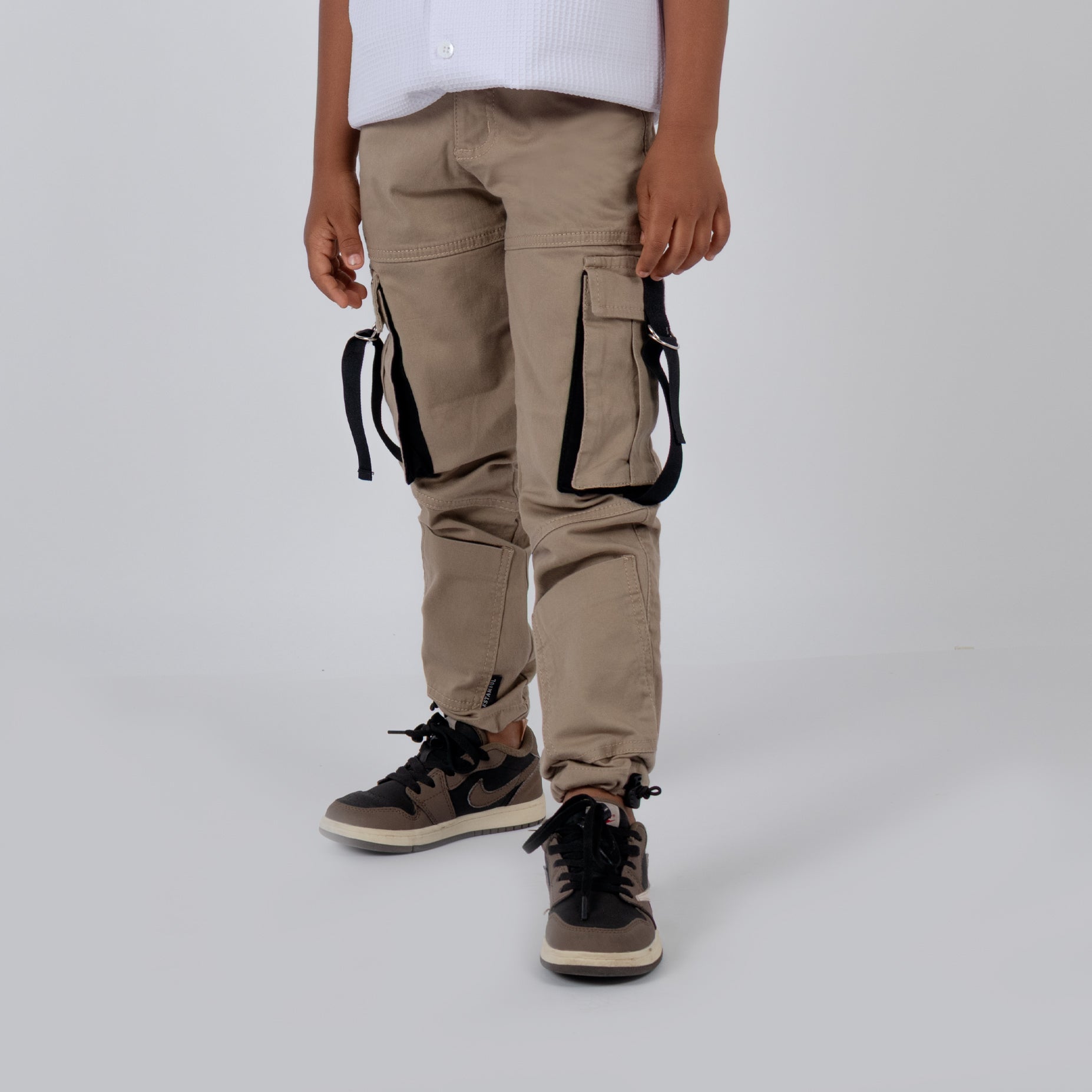 Jogger niño cargo beige oscuro