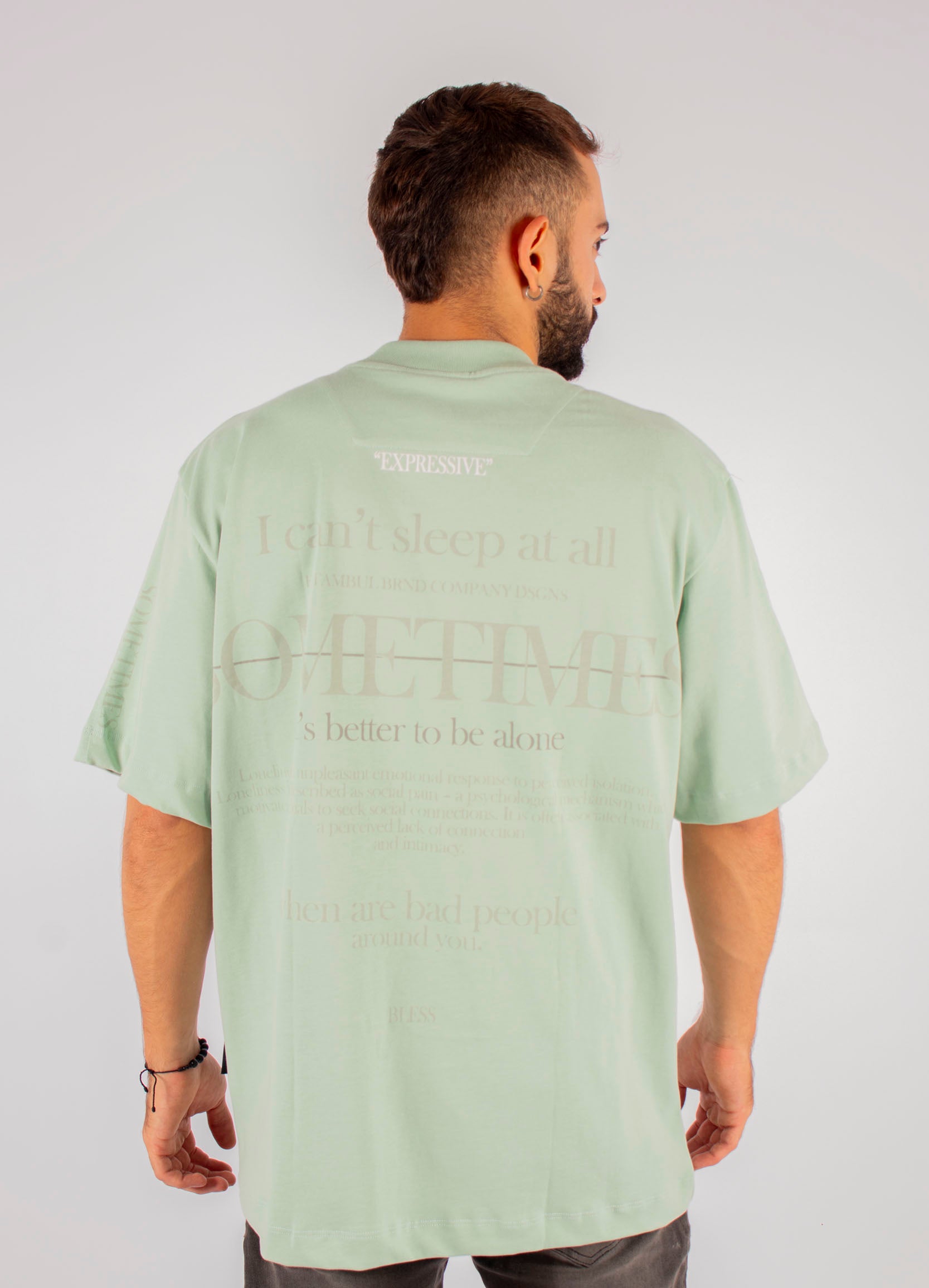 Oversize adulto sometimes alone