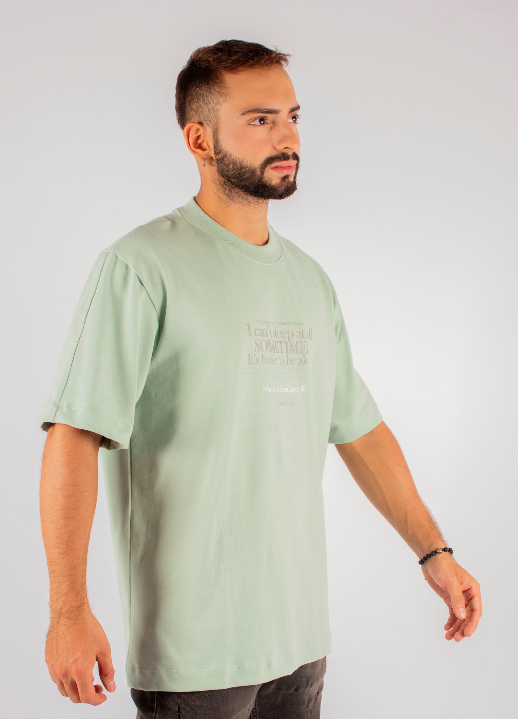 Oversize adulto sometimes alone