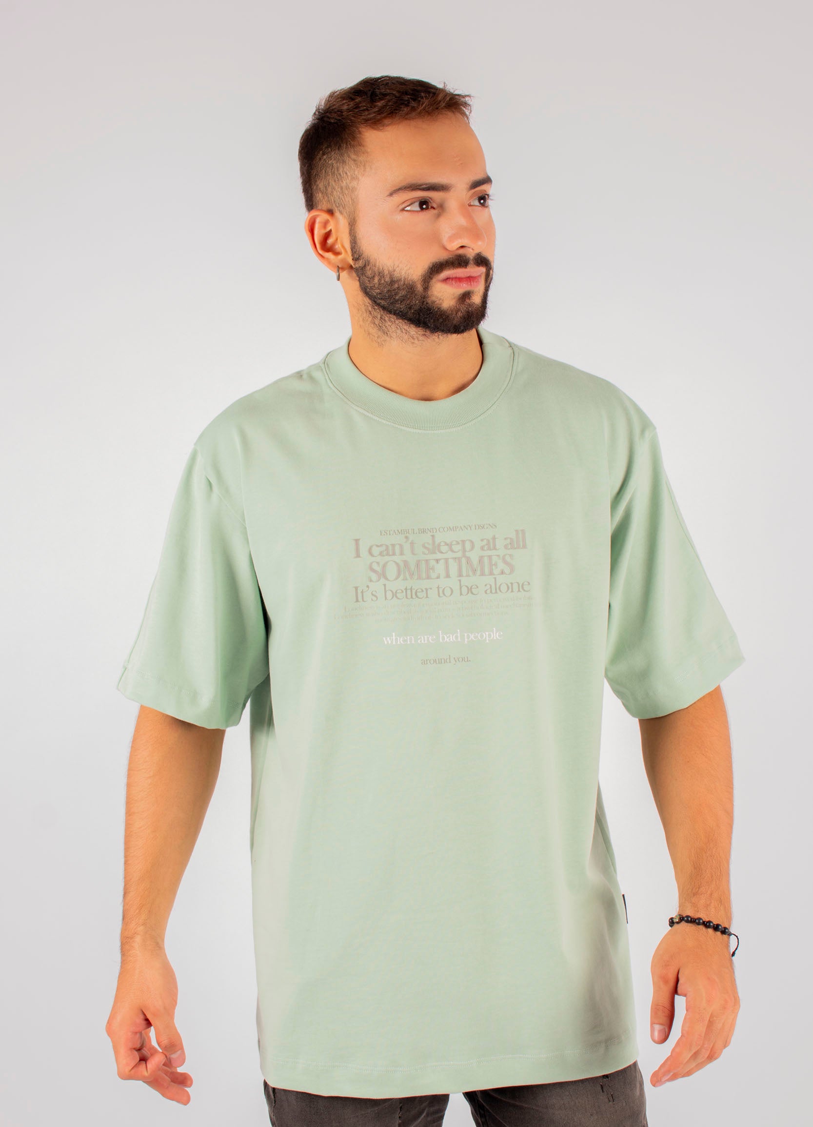 Oversize adulto sometimes alone