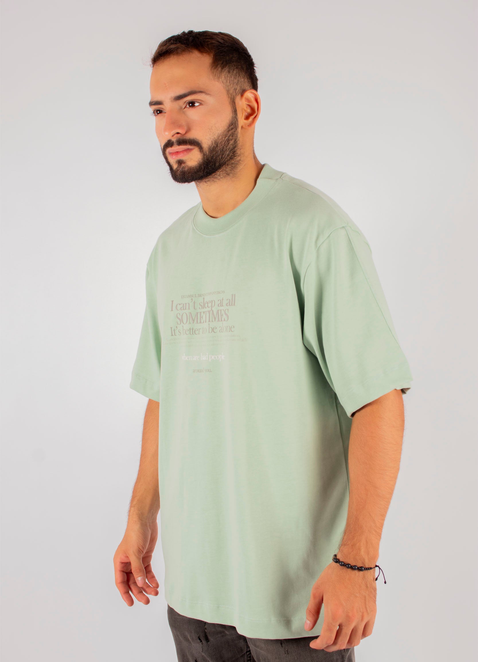 Oversize adulto sometimes alone