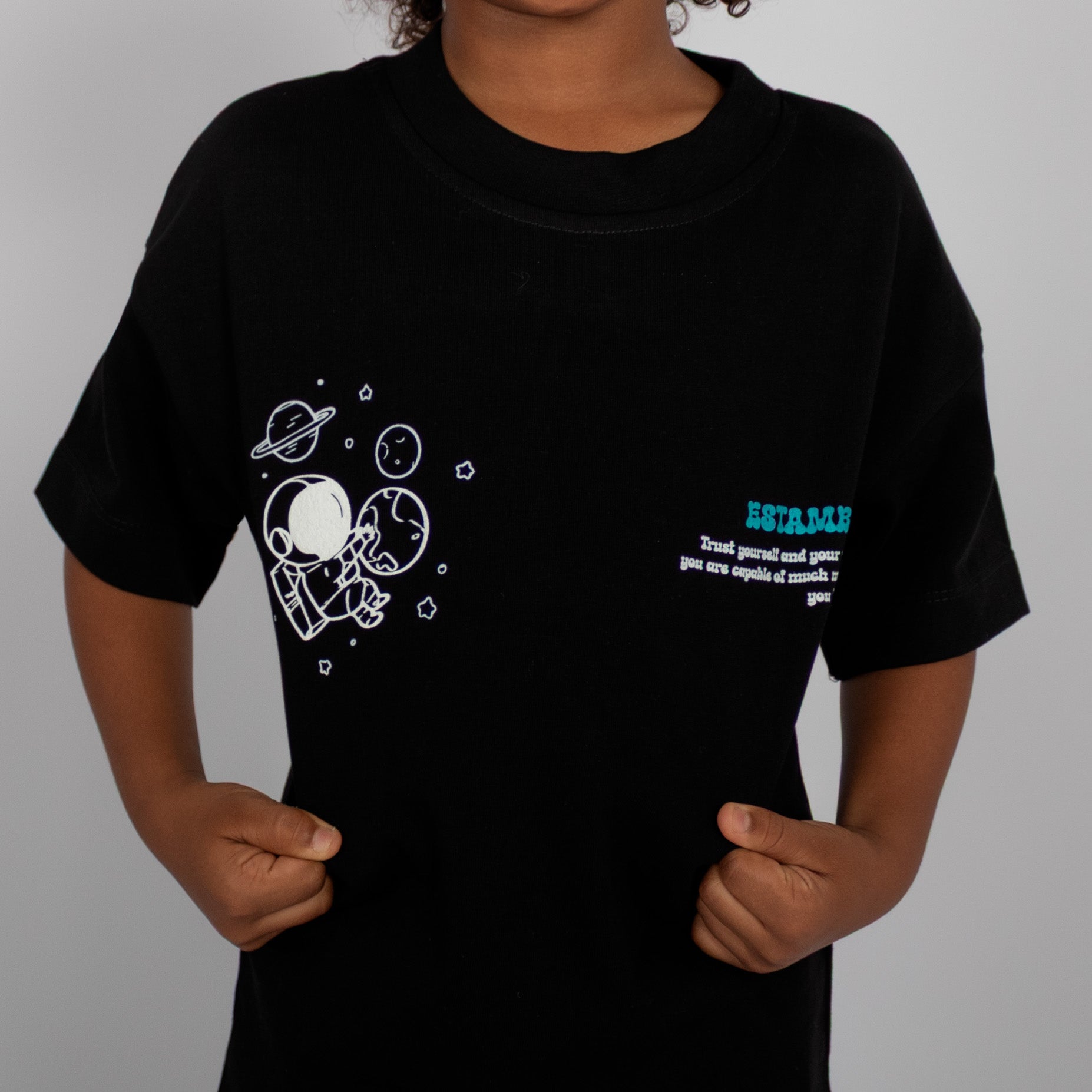 Oversize niño being yourself