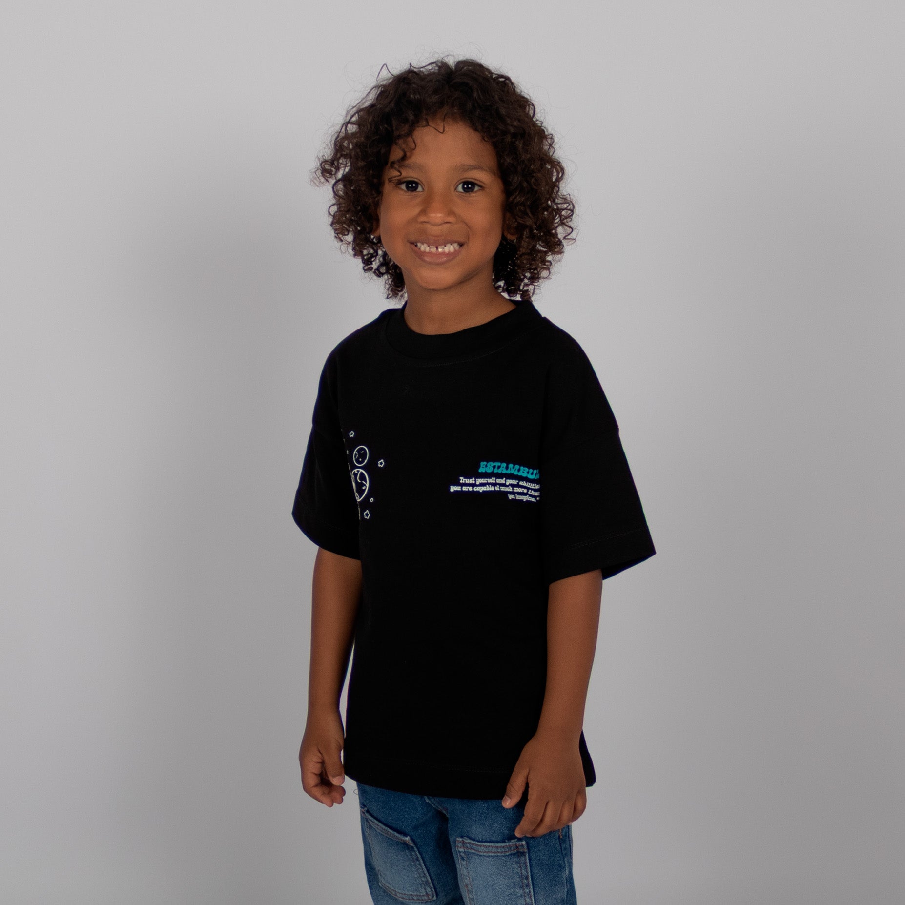 Oversize niño being yourself