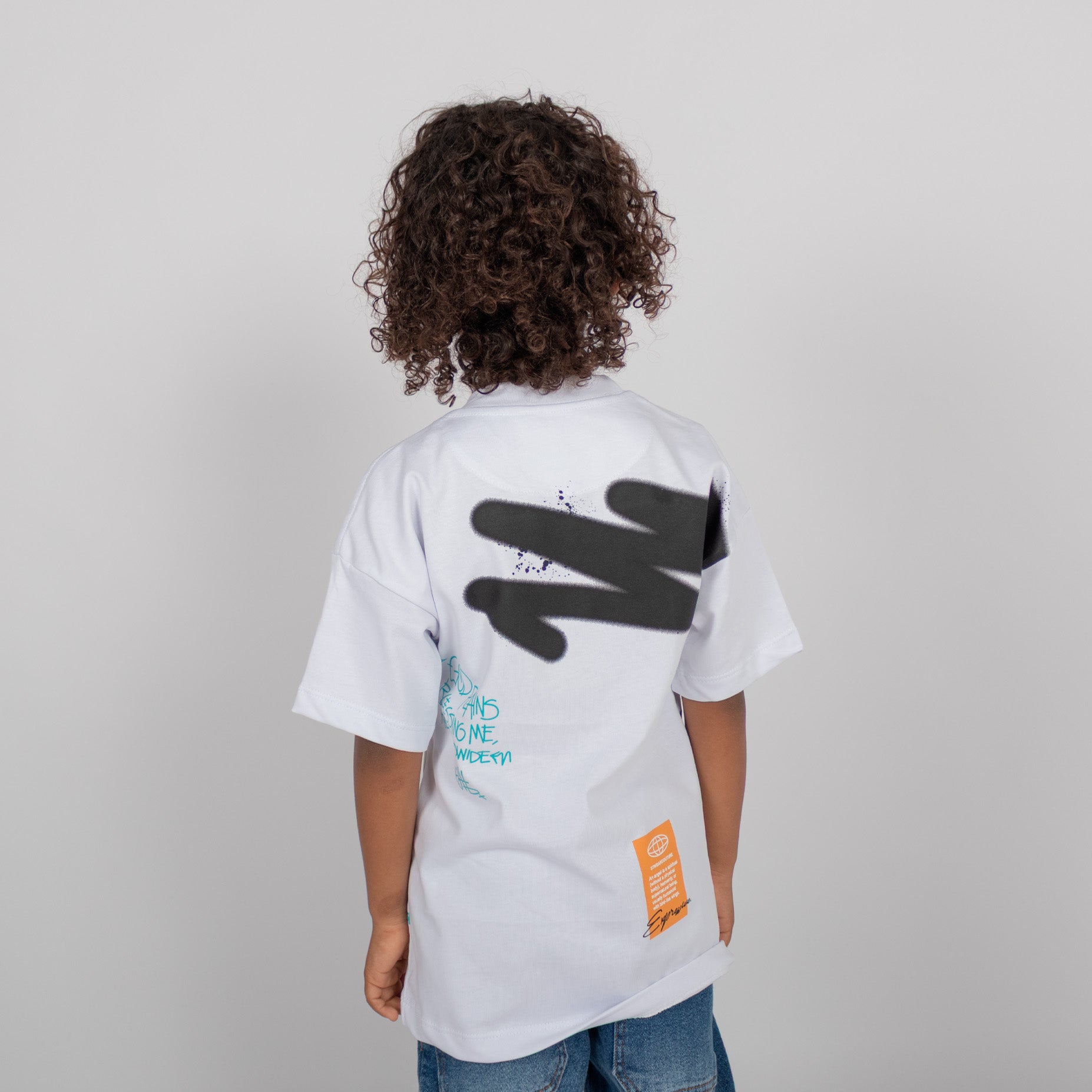 Oversize niño outside