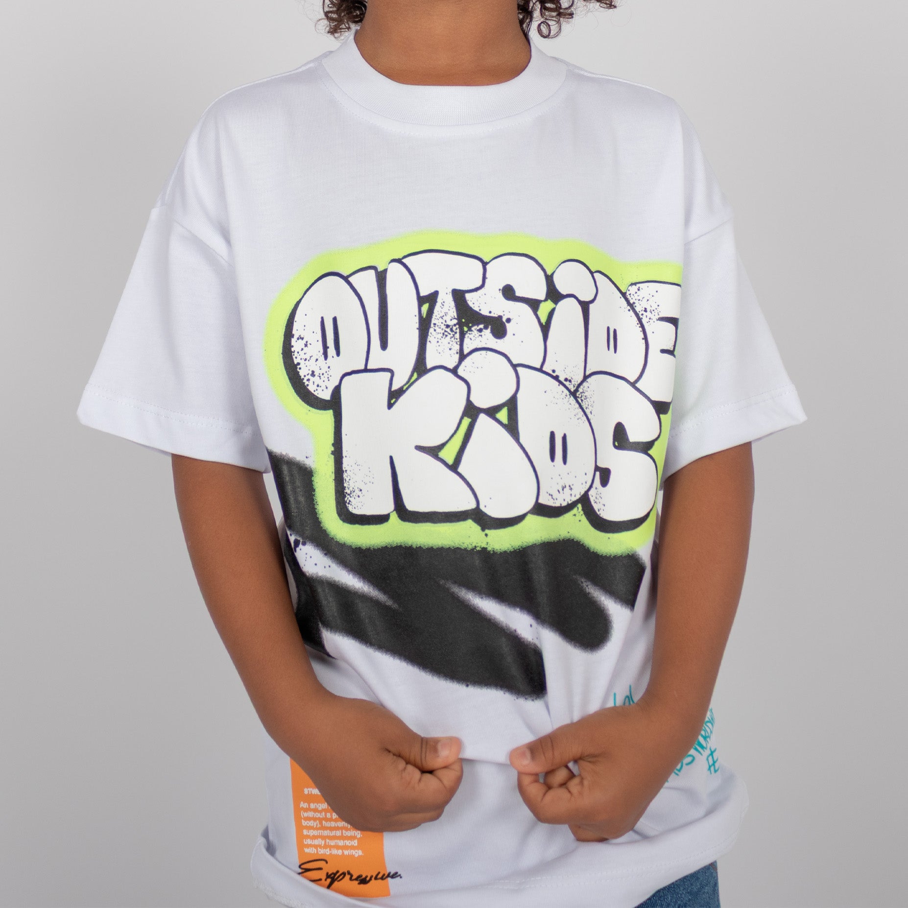 Oversize niño outside