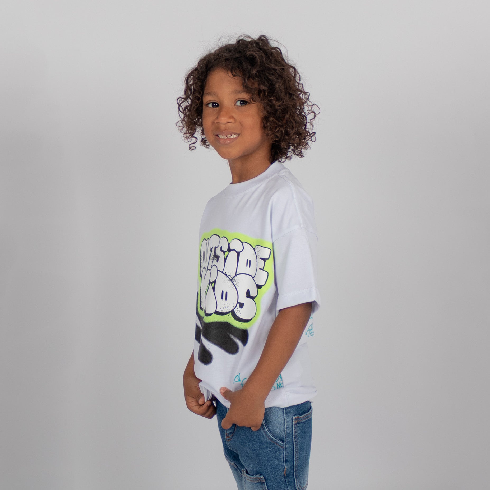 Oversize niño outside