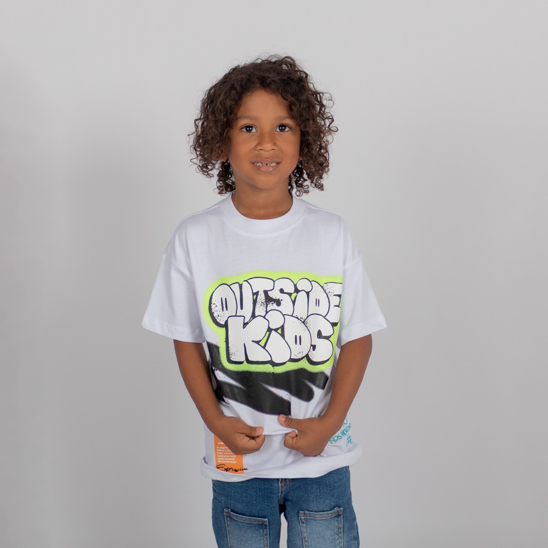 Oversize niño outside